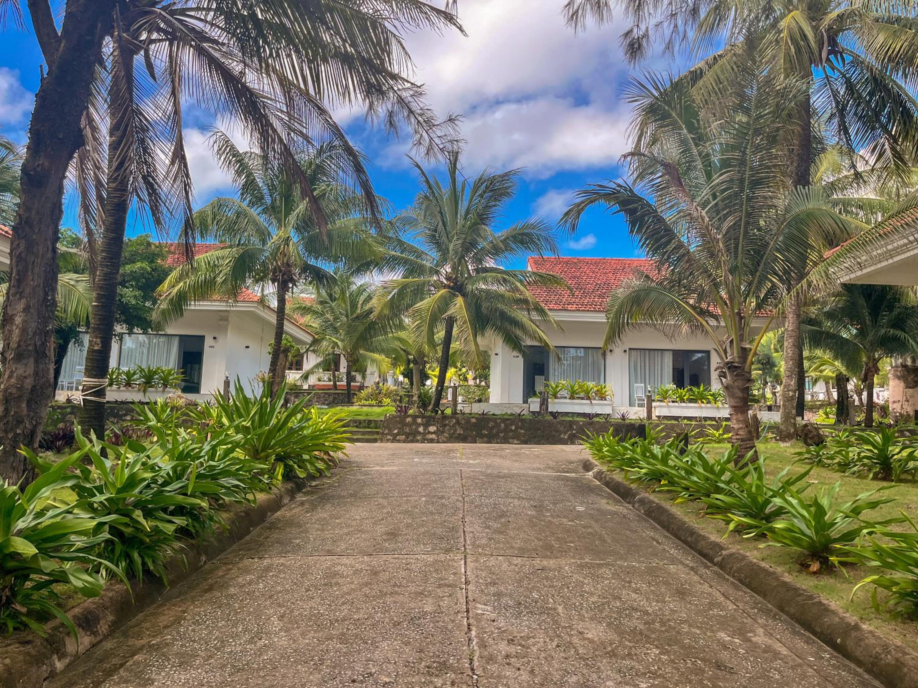 Bungalow with Garden View - Photo 7
