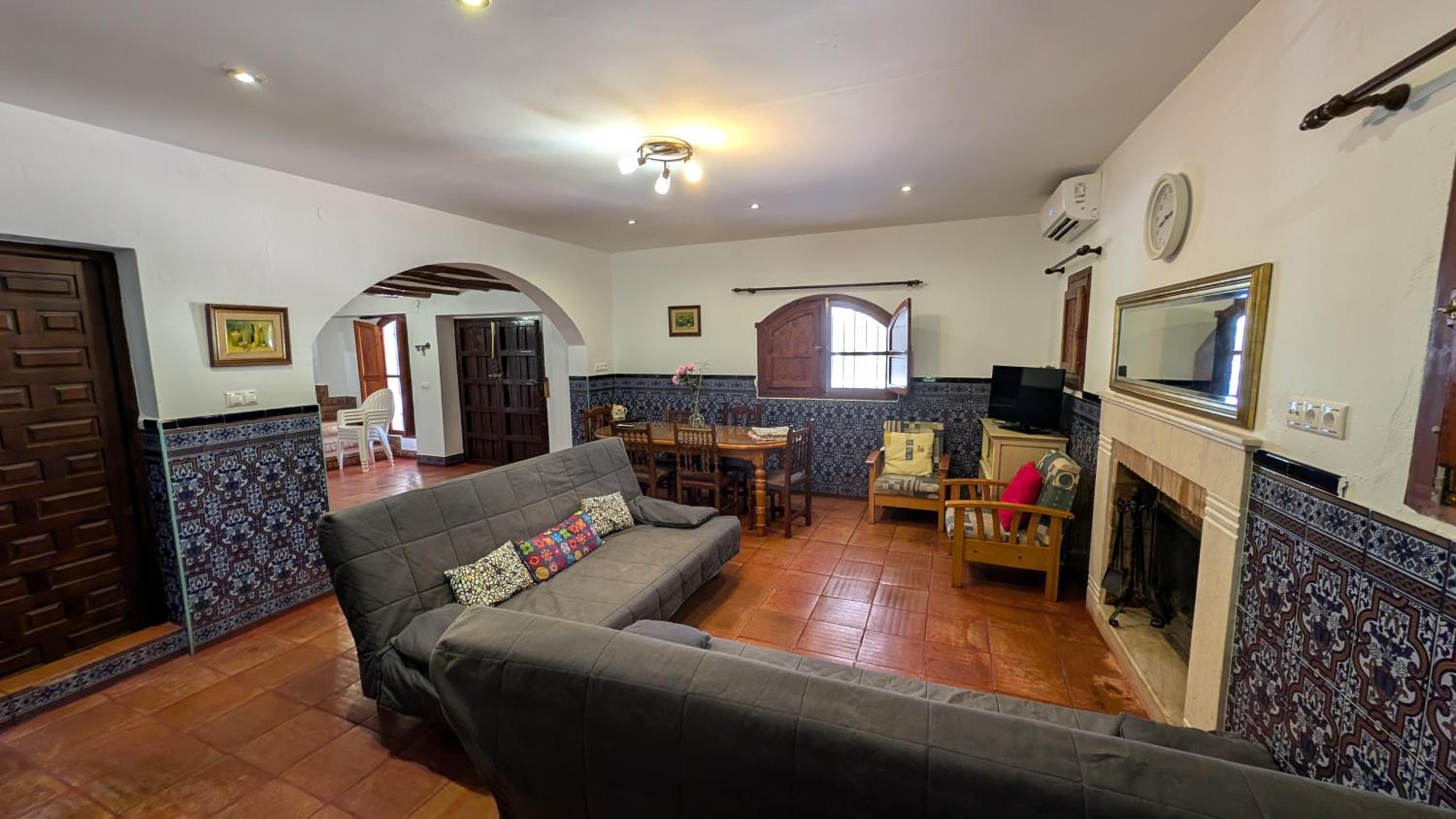 Seven-Bedroom House photo 3