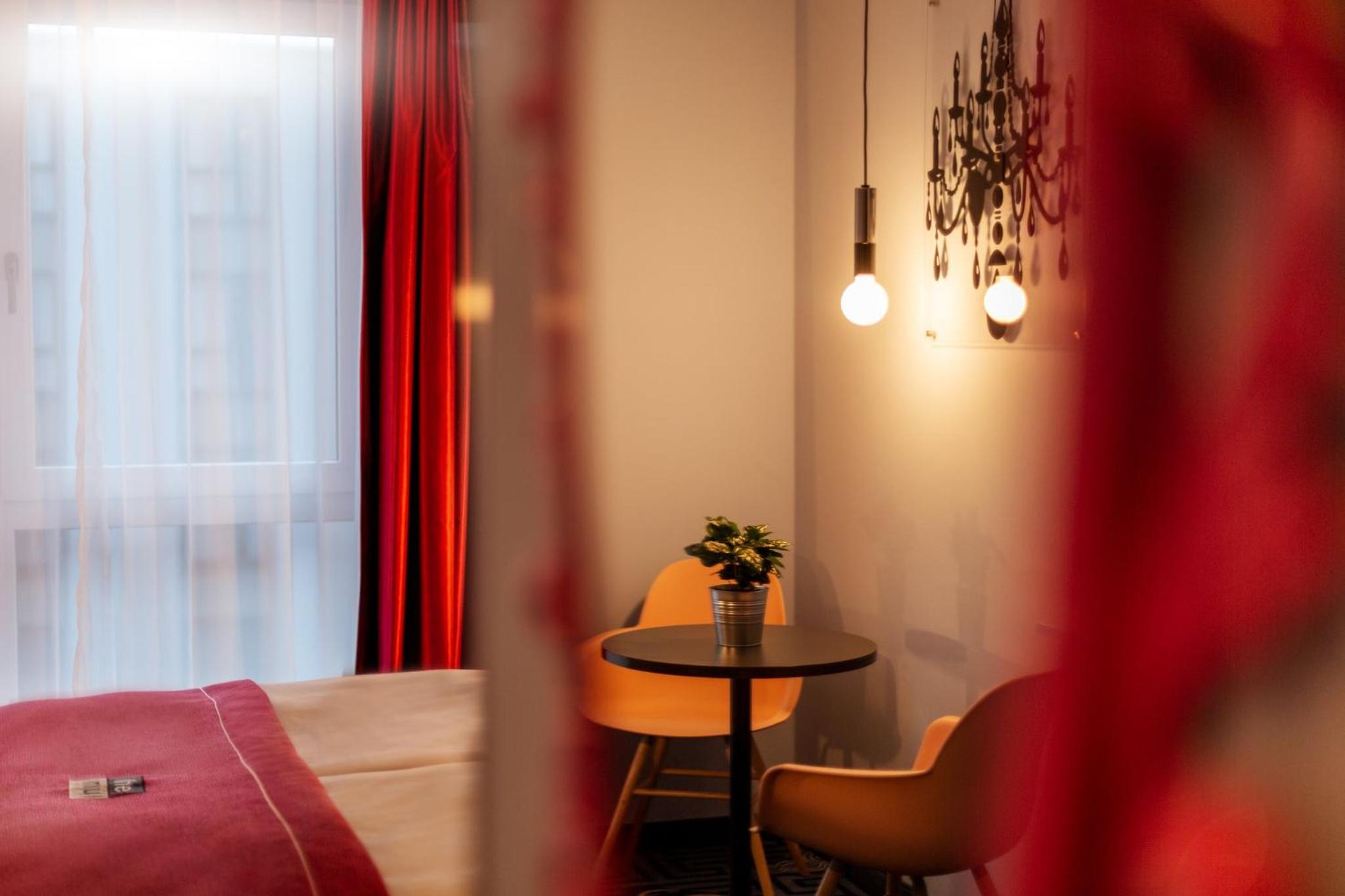 Premium Queen Room with Kitchenette - Accessible photo 3