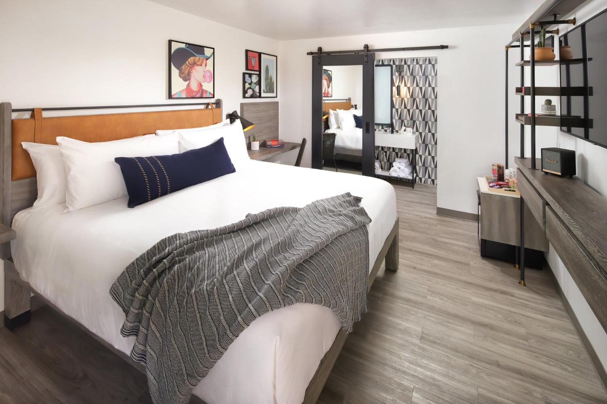 Premium King Room with Pool View photo 1