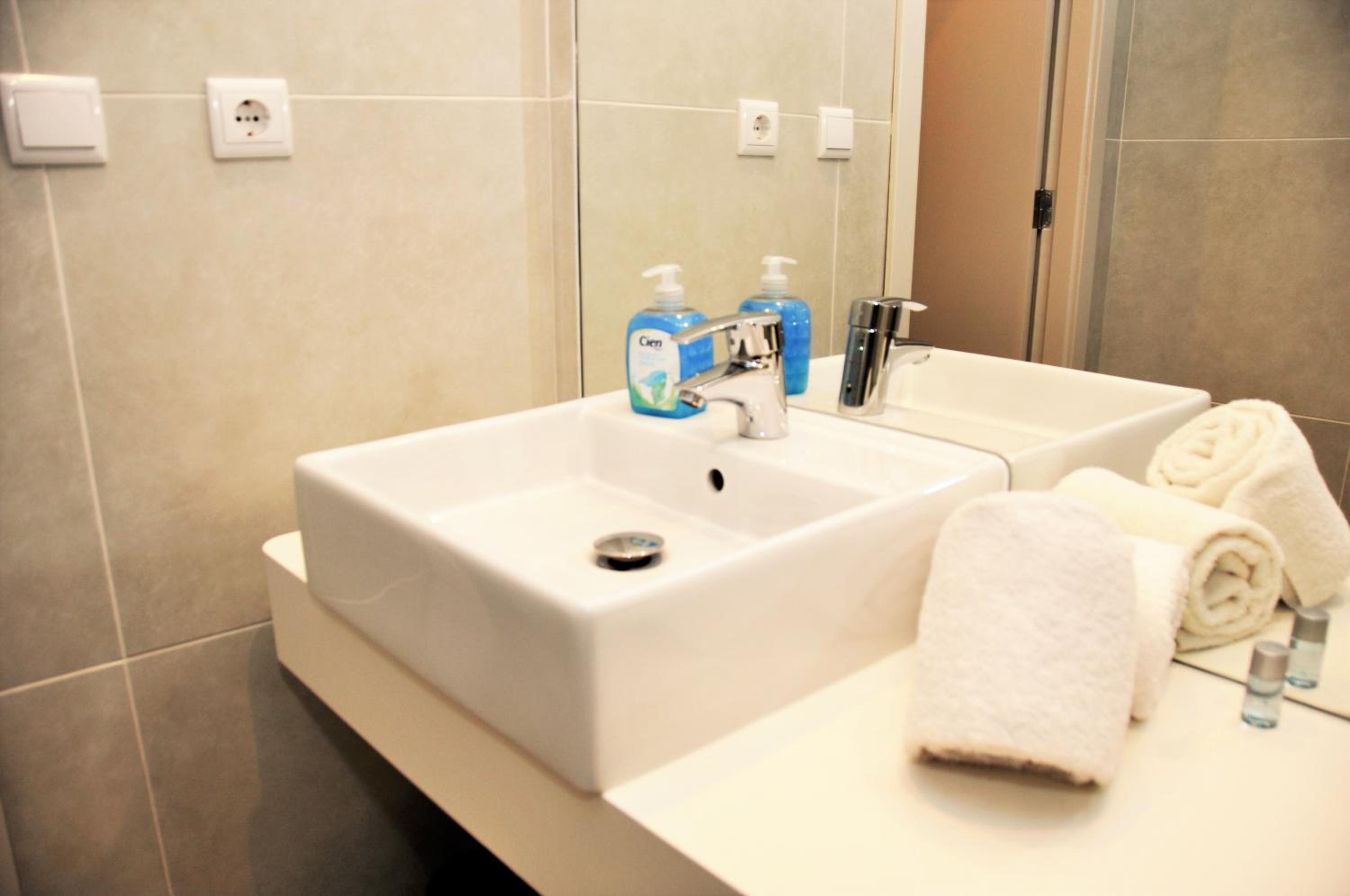 One-Bedroom Apartment with River View - Photo 2