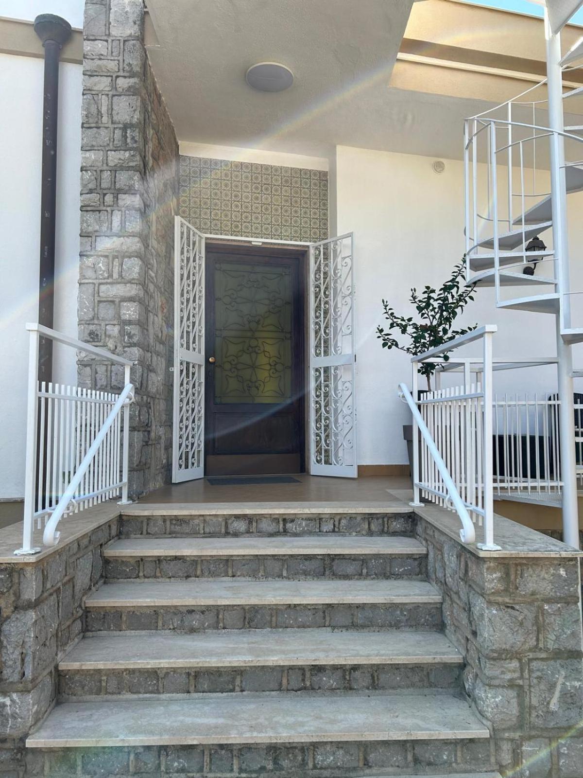 Five-Bedroom House photo 3