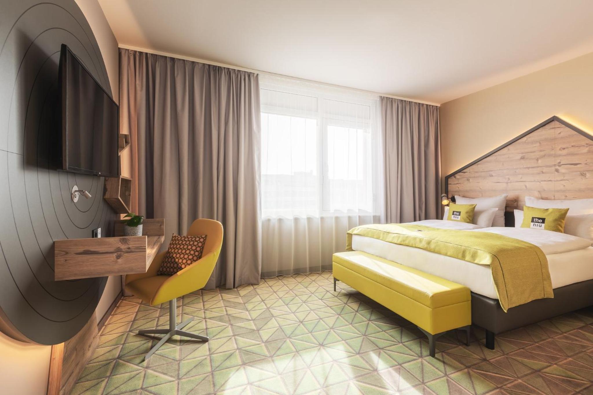 Premium Queen room with single sofa bed - Photo 6