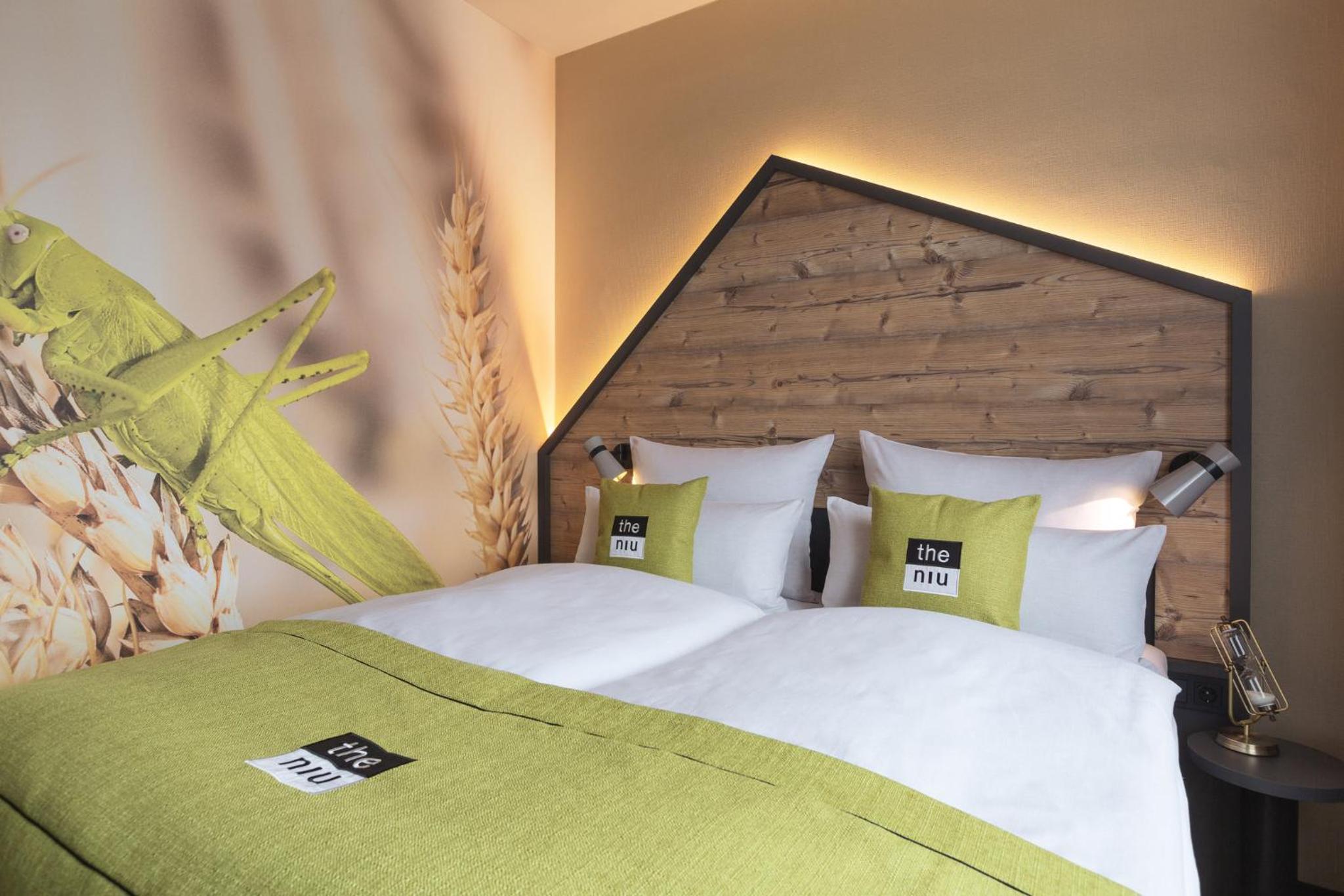 Premium Queen room with single sofa bed - Photo 2