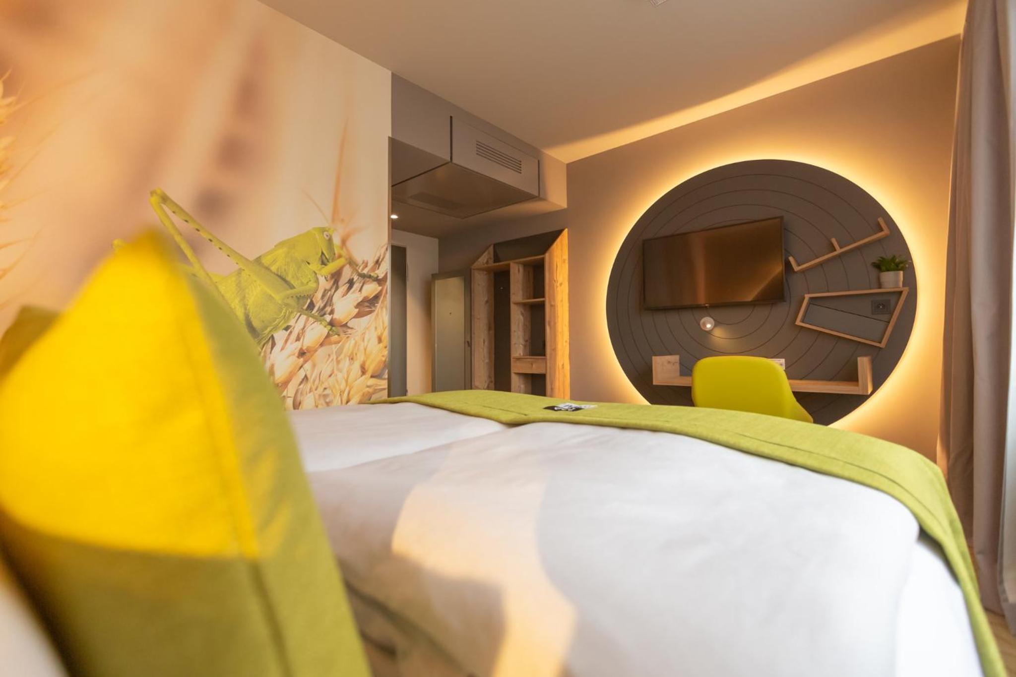 Premium Queen room with single sofa bed - Photo 1