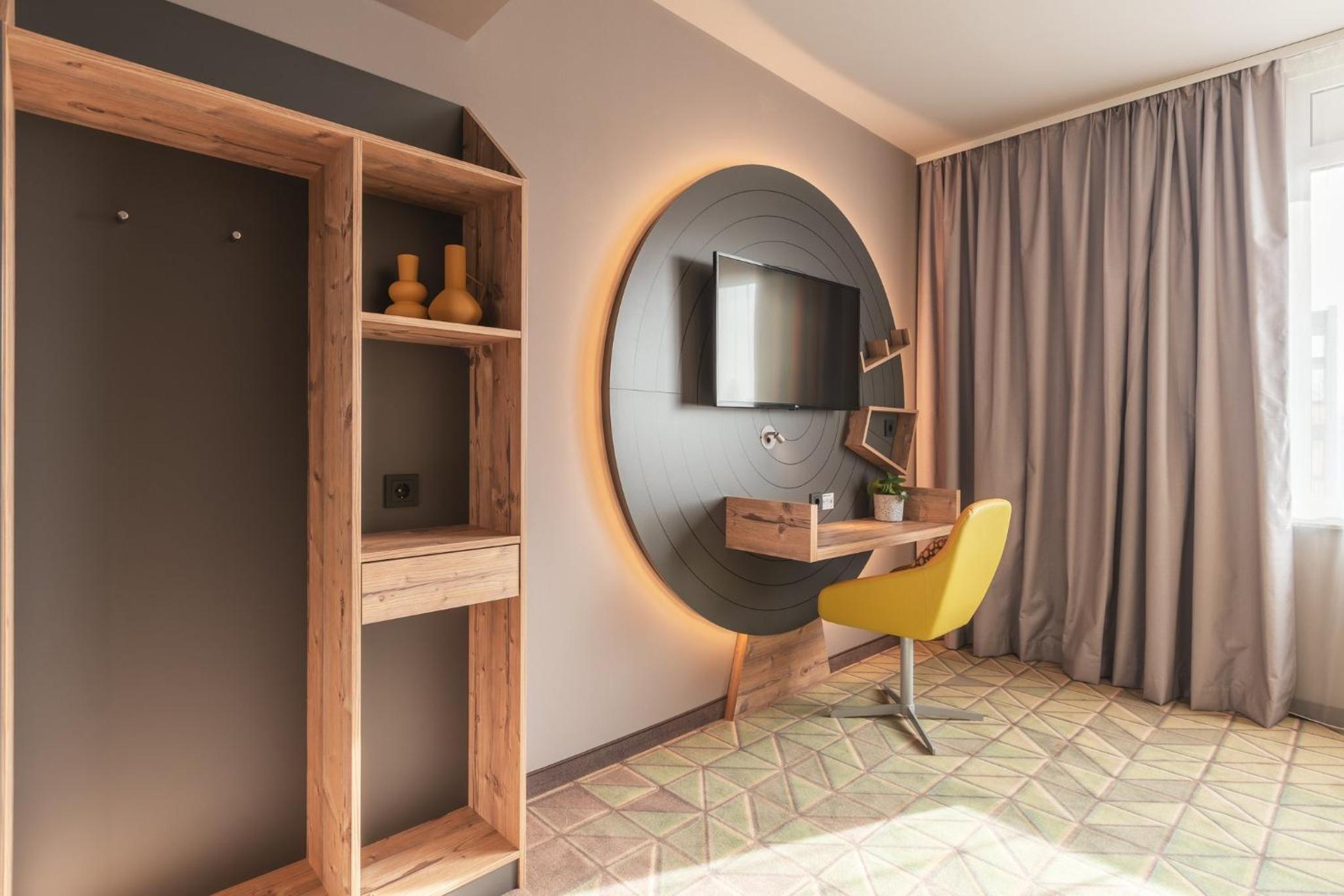 Premium Queen room with single sofa bed - Photo 5