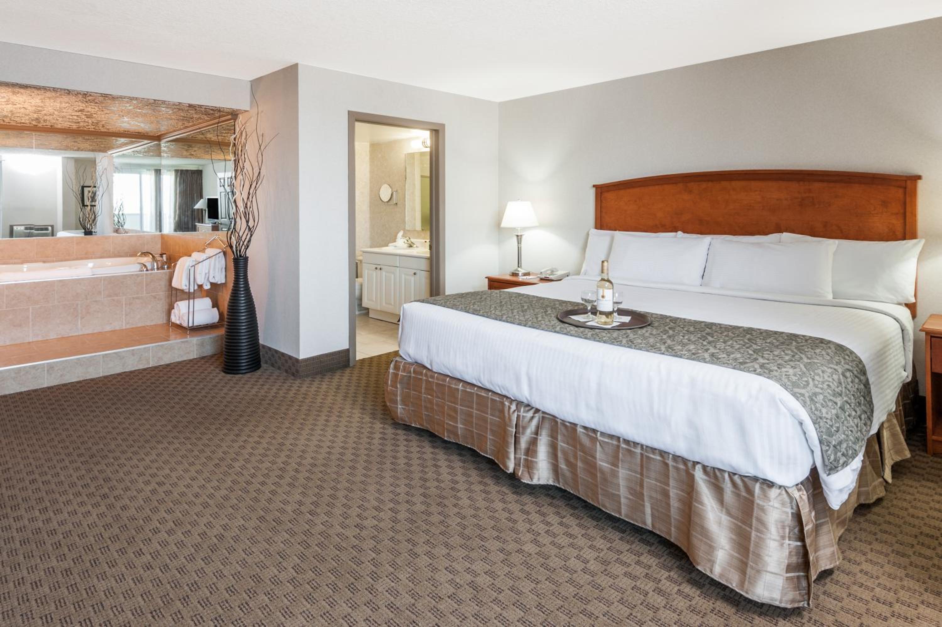 One-Bedroom King Suite with Jetted tub - Non-smoking - Photo 4