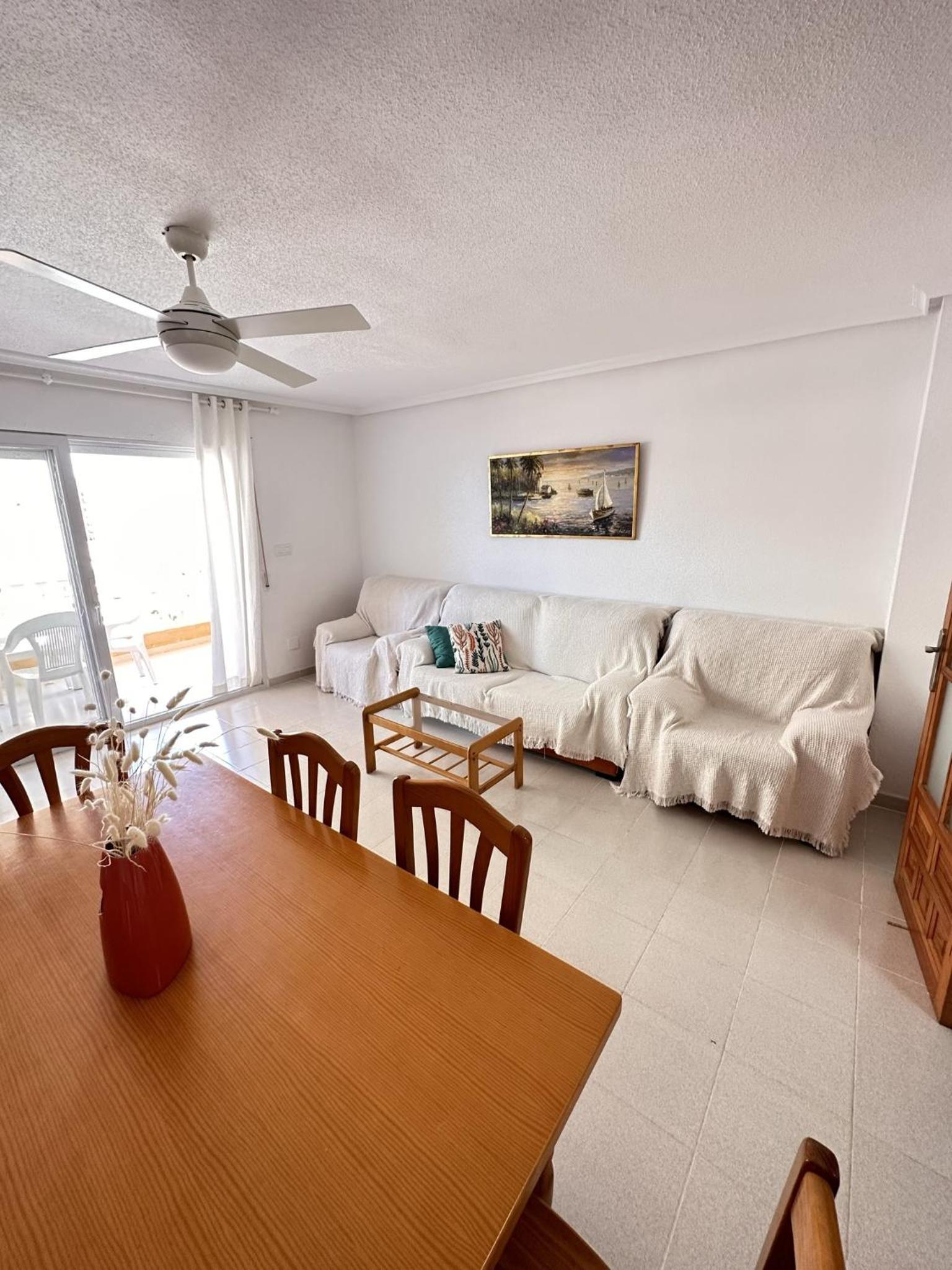 Apartamento de tres habitaciones con vista al mar
