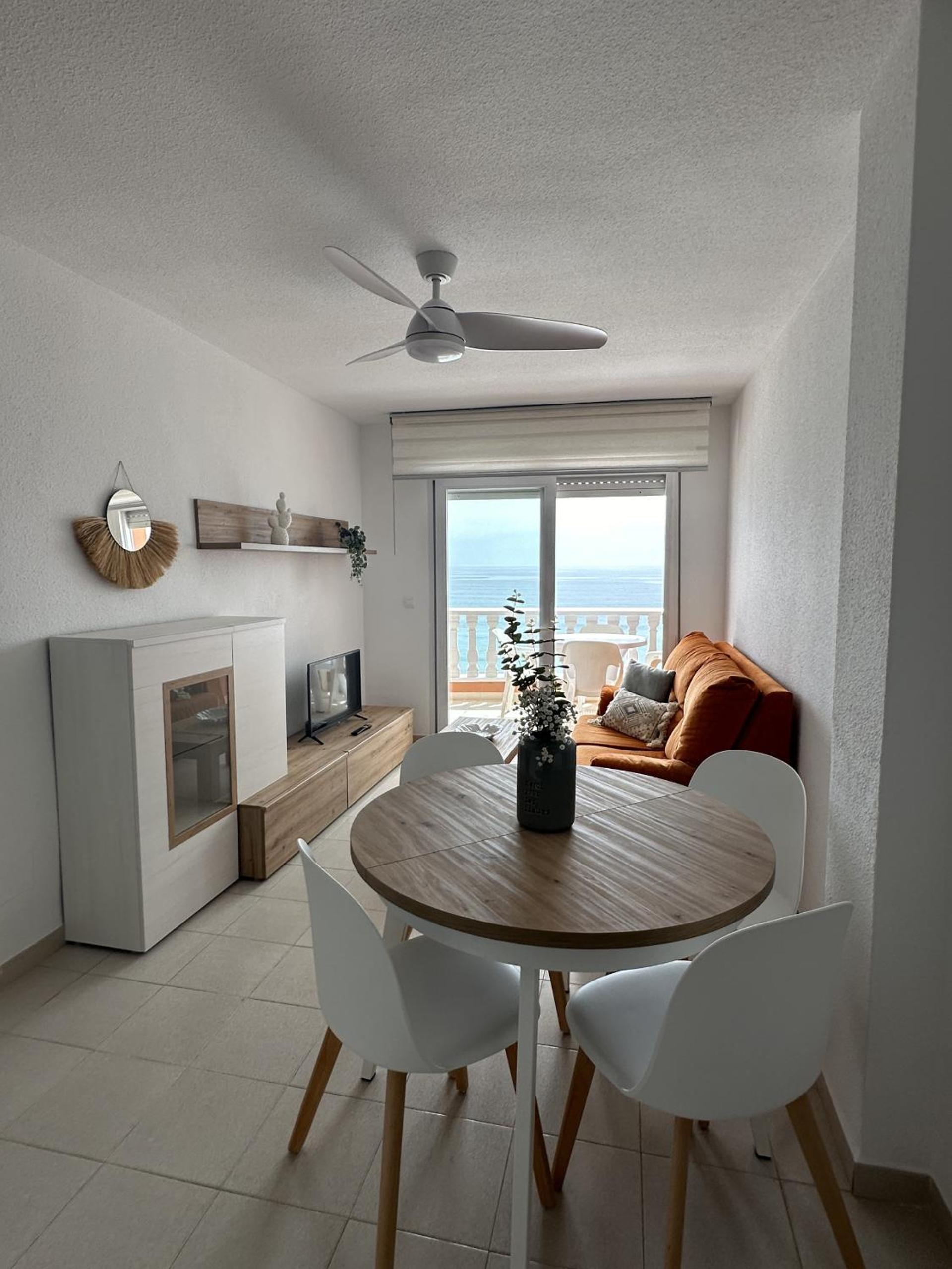 Apartamento de dos habitaciones con vista al mar