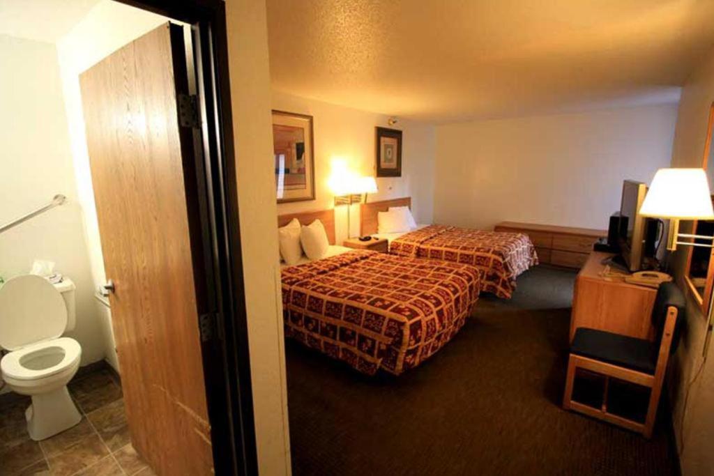 Queen Room With Two Queen Beds - Disability Access photo 2