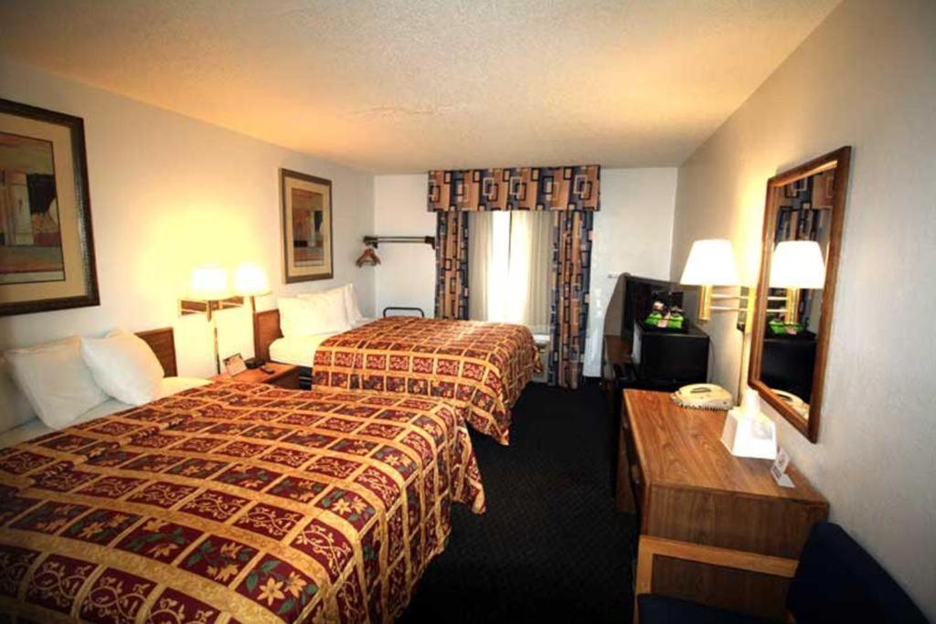 Queen Room With Two Queen Beds - Disability Access photo 1