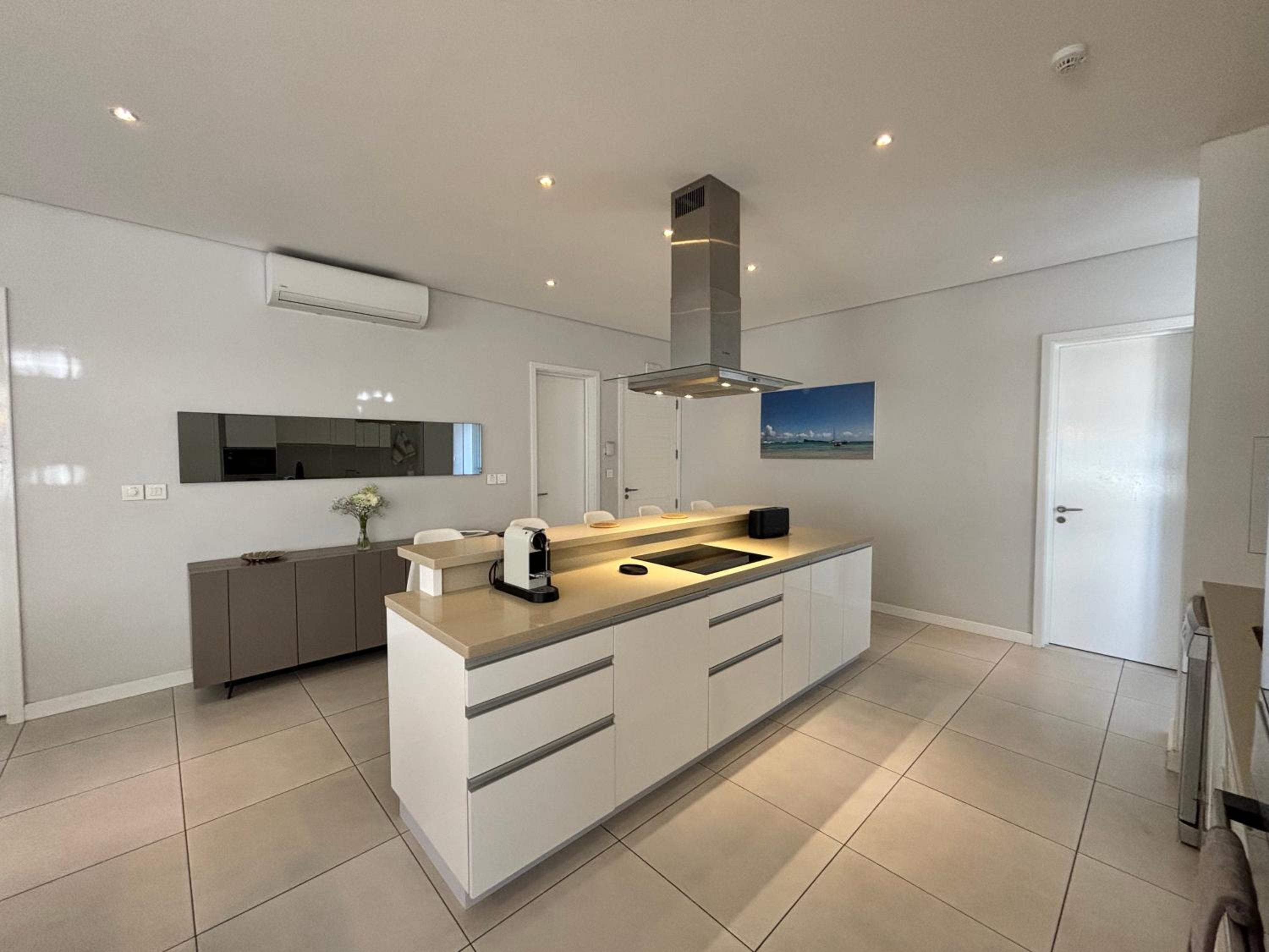 Three-Bedroom Apartment with Balcony photo 3