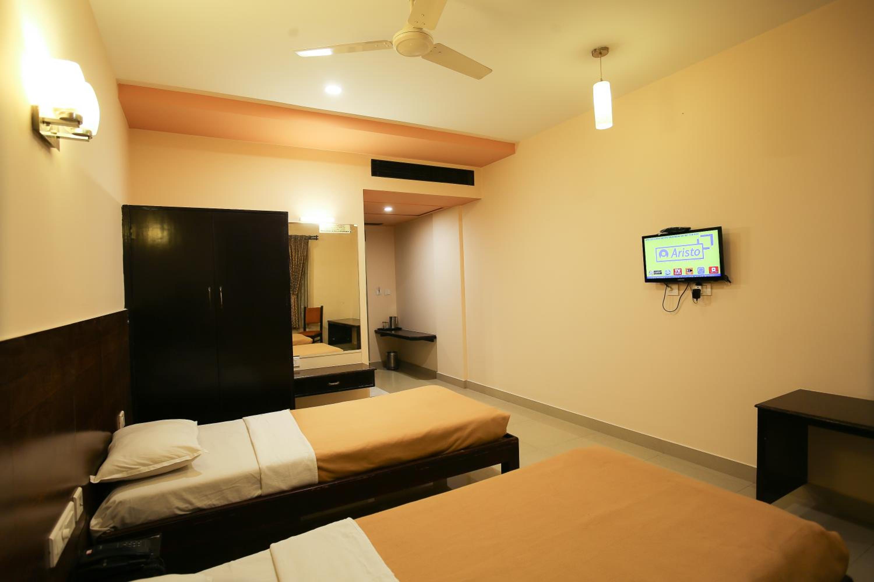 Standard Twin Room - Photo 5