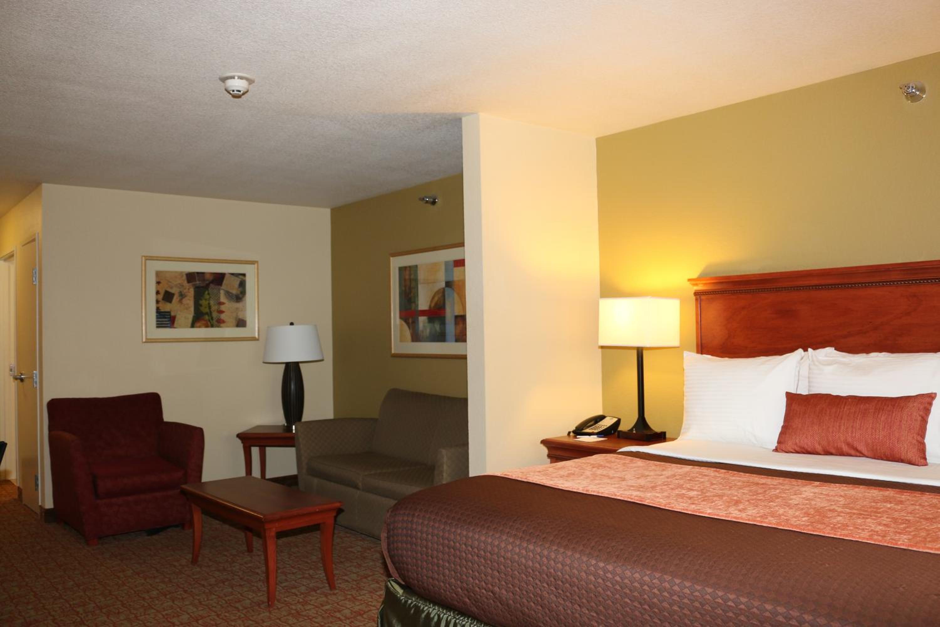 King Suite - Non-Smoking photo 3