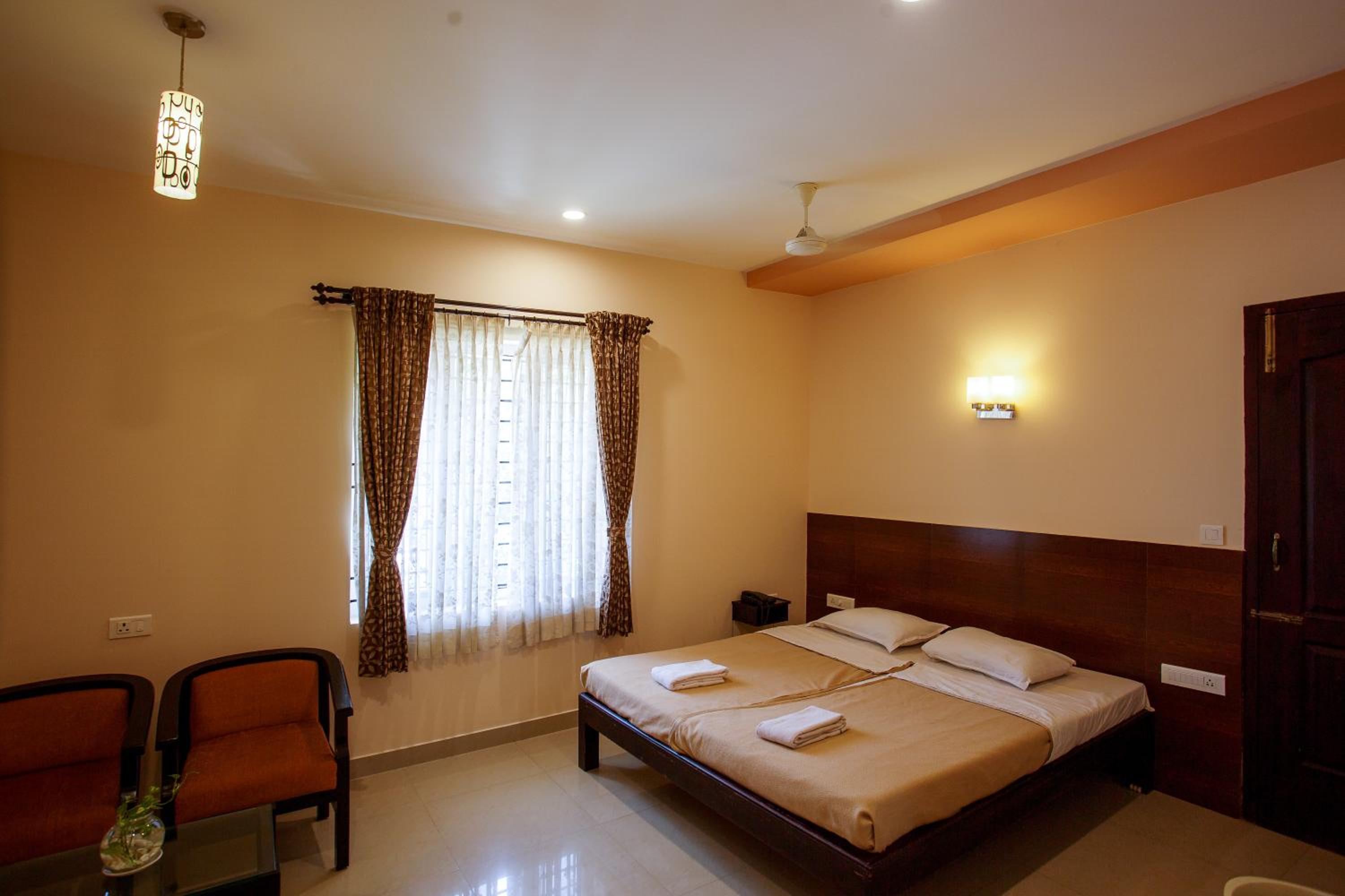 Deluxe Double Room with Balcony - Photo 3