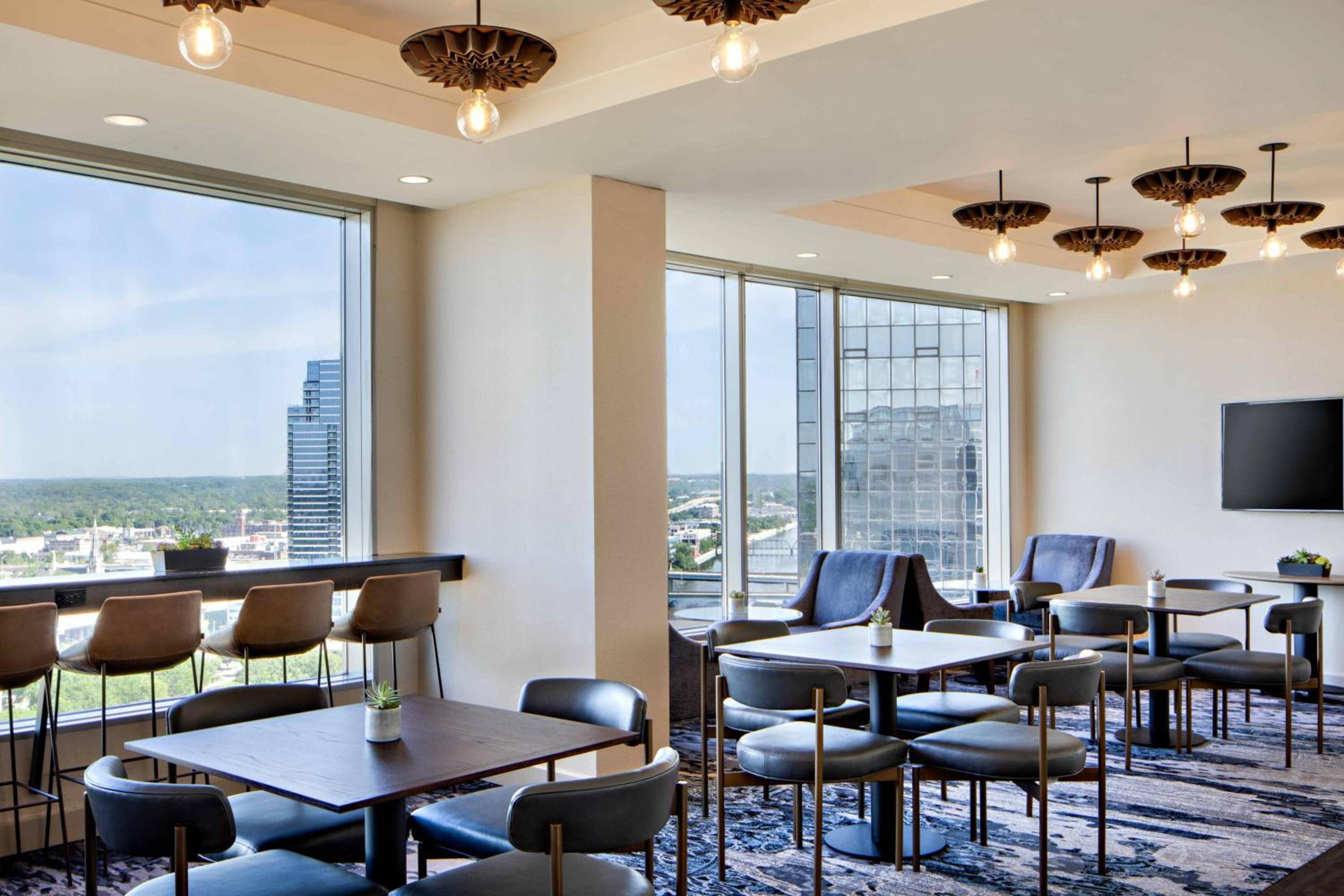 Club Level King or Queen Room with City View - Photo 2
