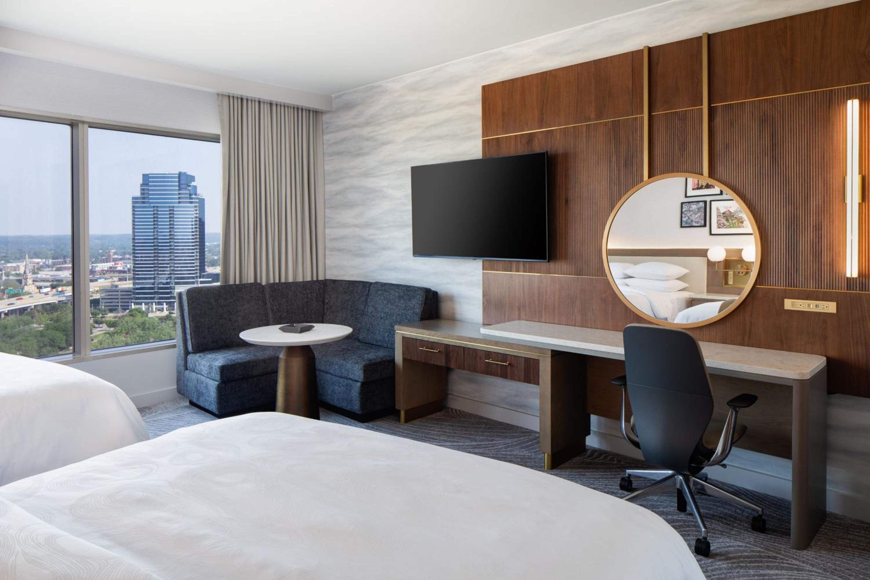 Queen Room with Two Queen Beds and City View - Concierge Level - Photo 4