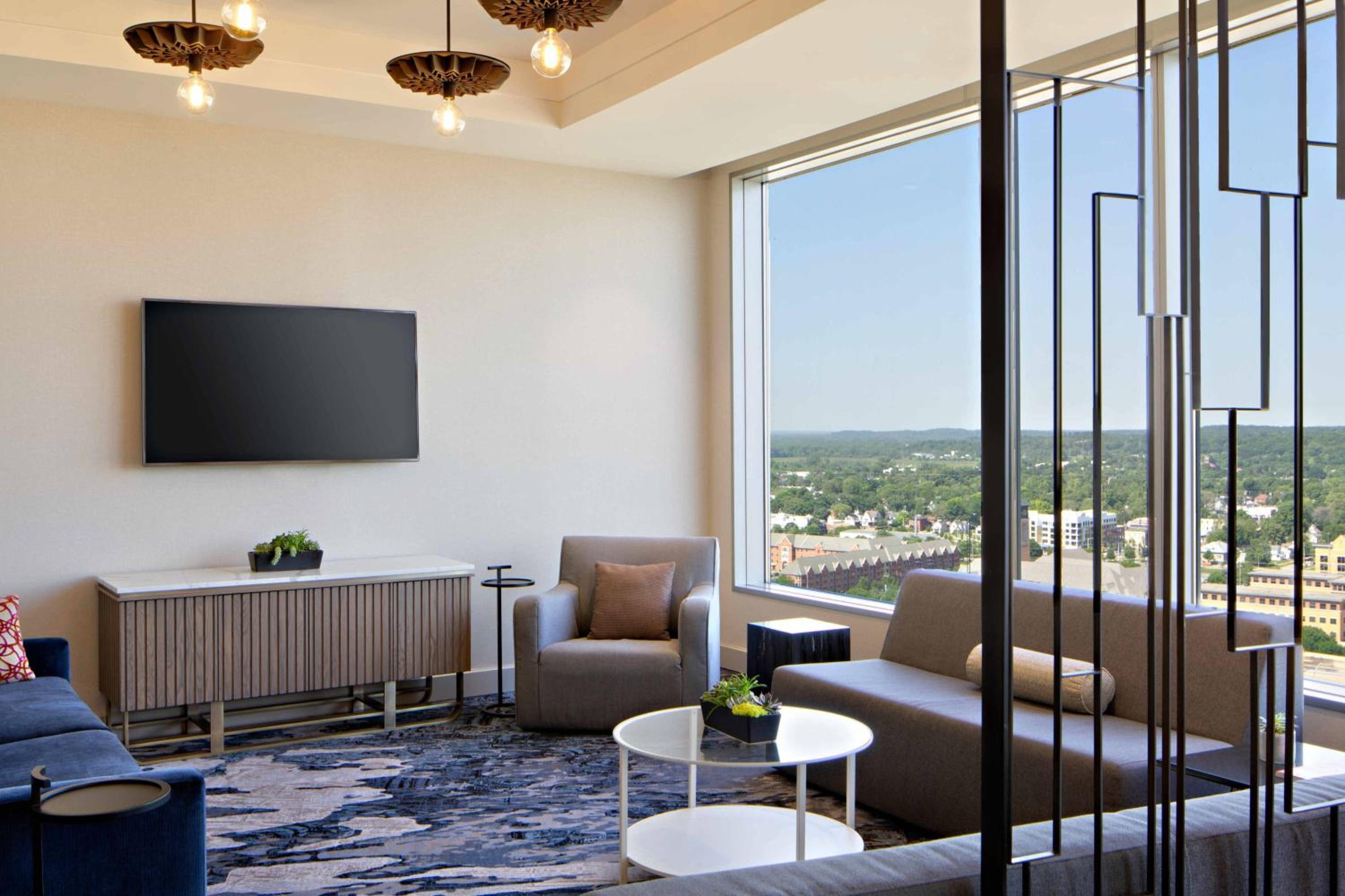 Club Level King or Queen Room with City View - Photo 10