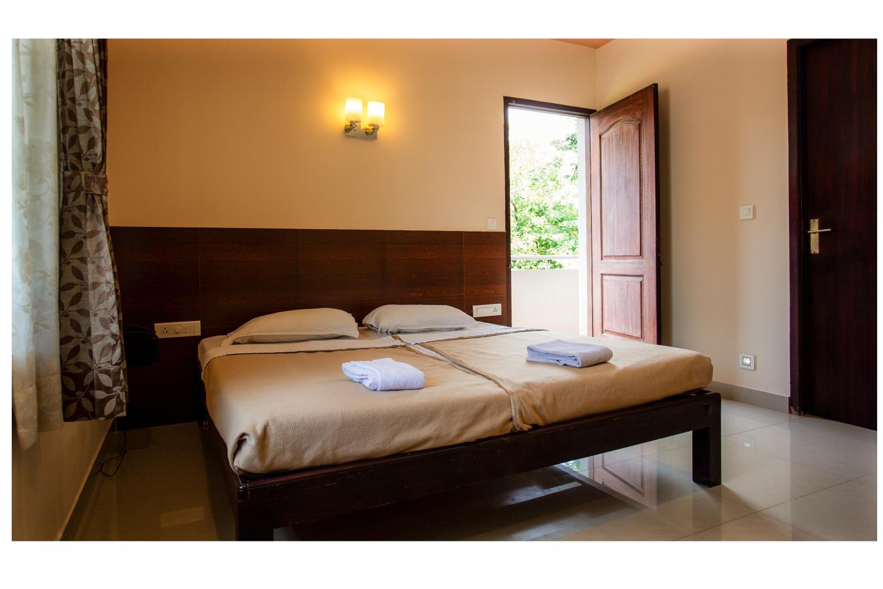 Deluxe Double Room with Balcony - Photo 4