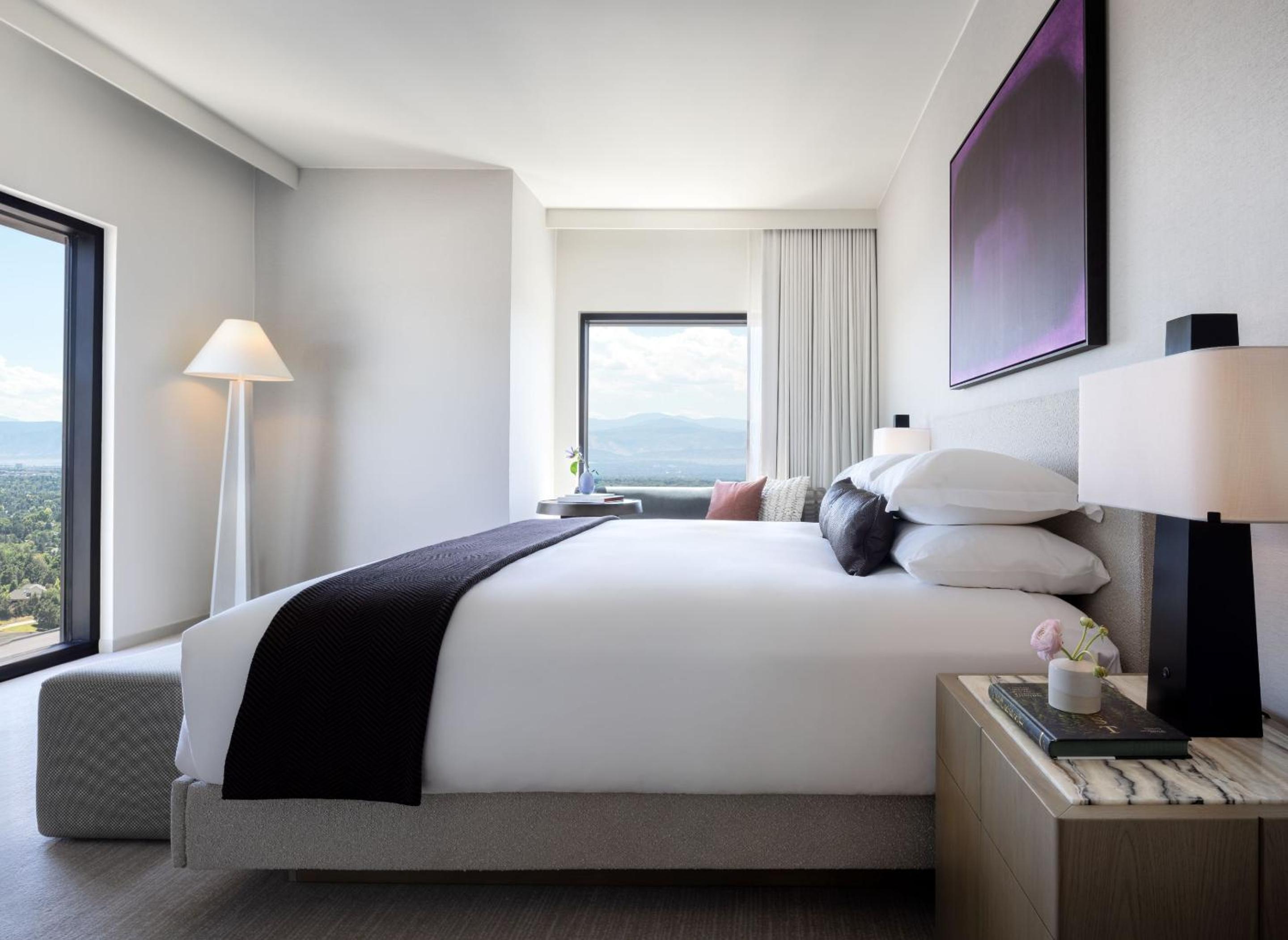 Premium King Corner Room with Mountain View - Photo 7