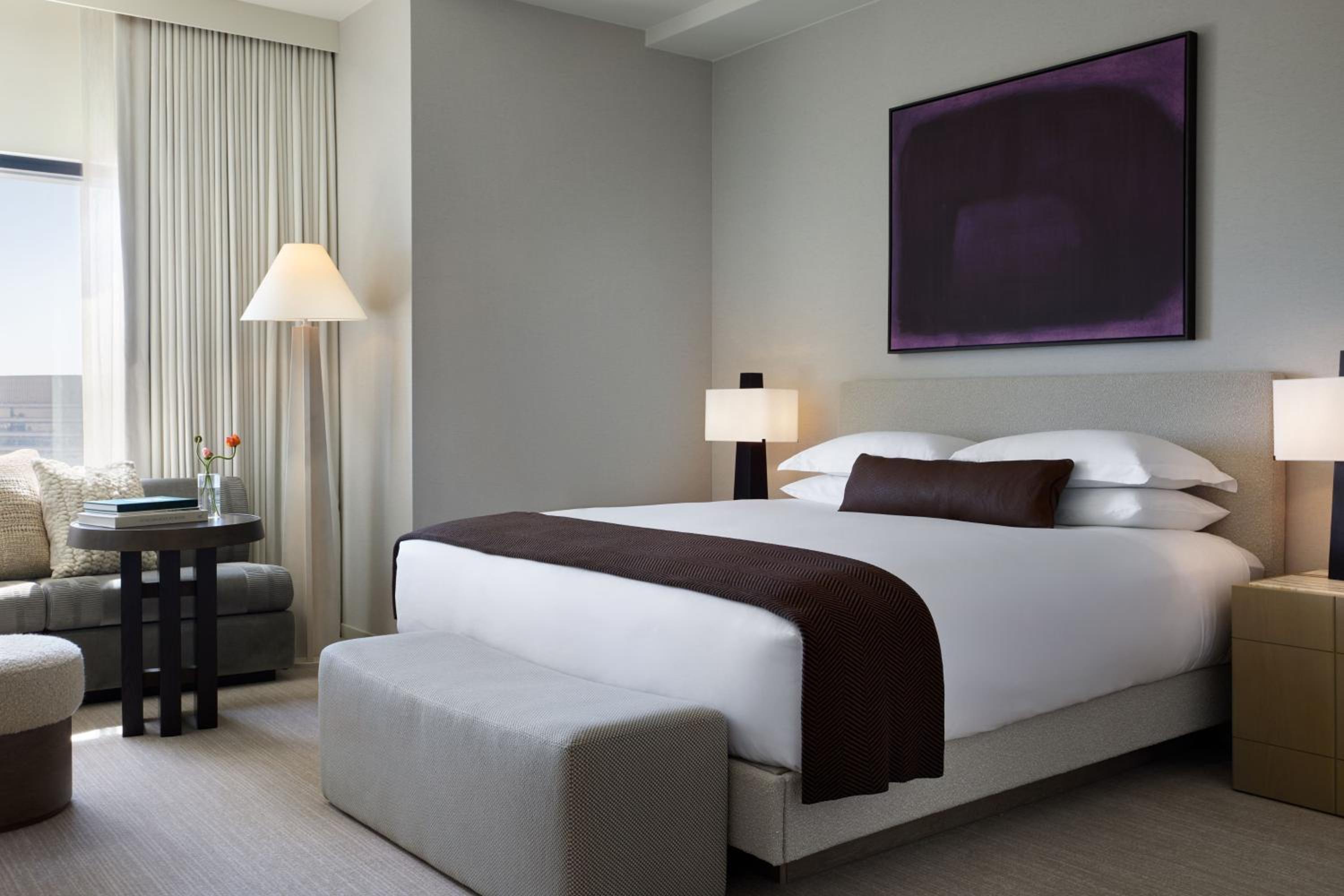 King Room with Roll In Shower and City View - Mobility Accessible - Photo 9