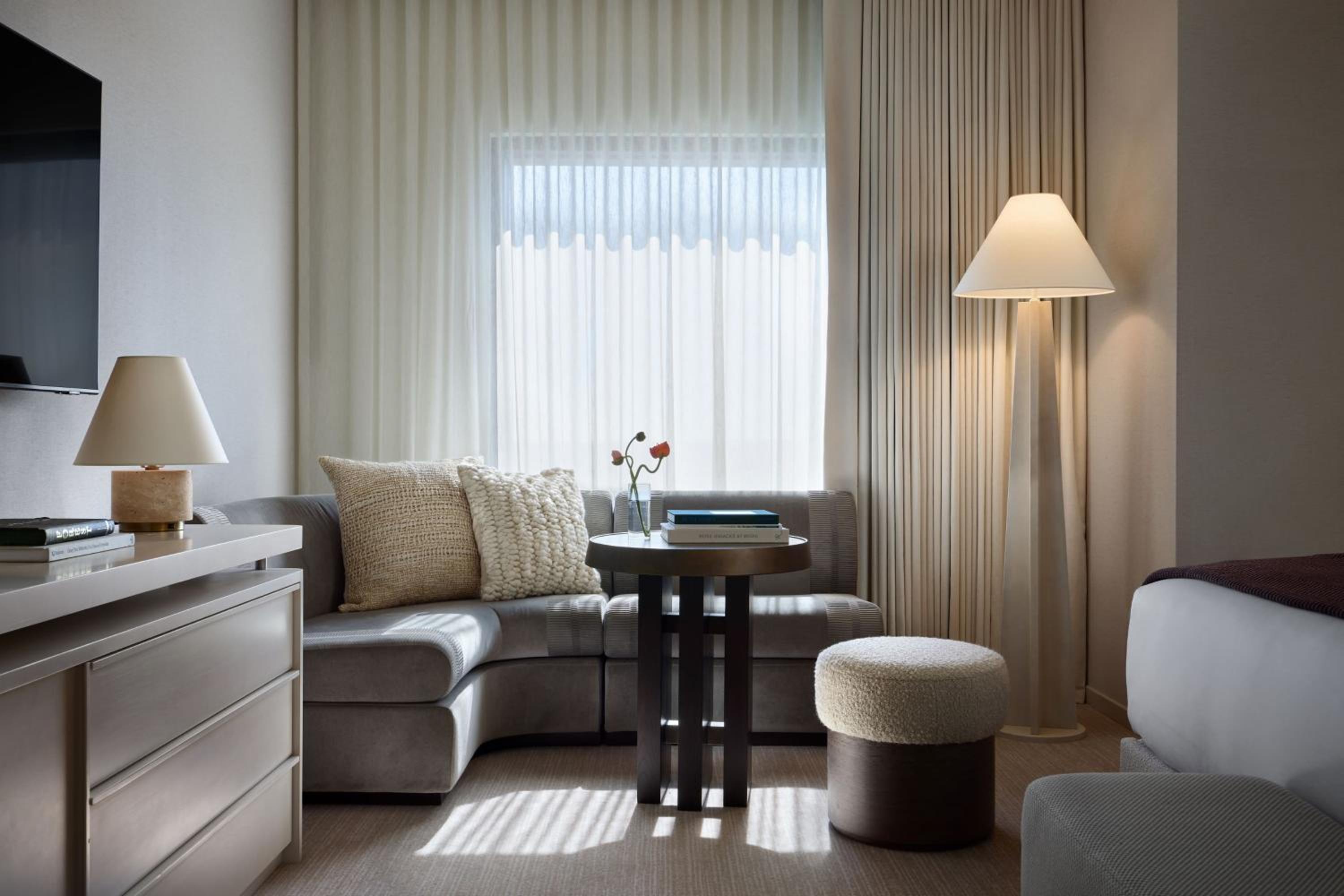 King Room with Roll In Shower and City View - Mobility Accessible - Photo 3