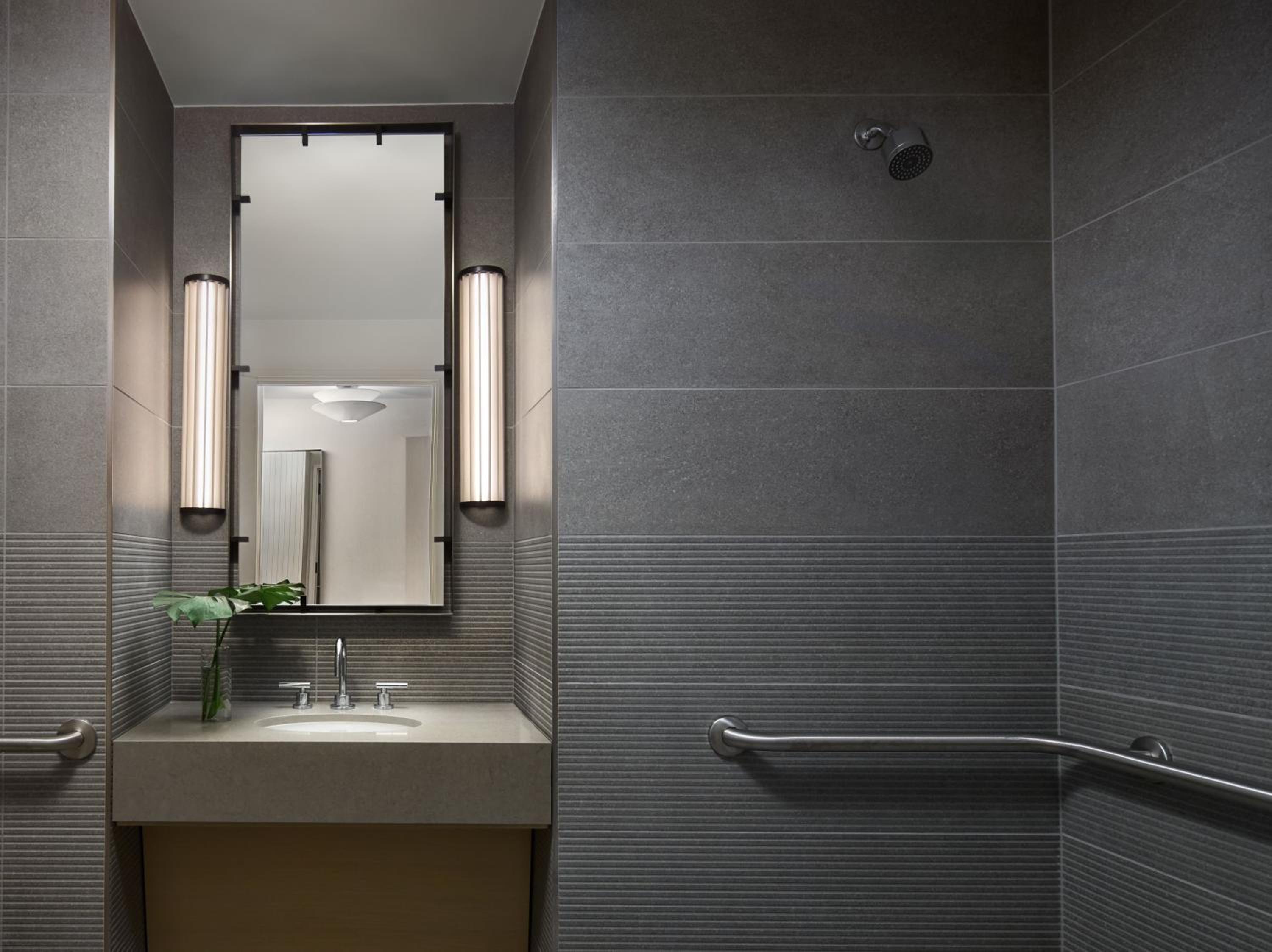 King Room with Roll In Shower and City View - Mobility Accessible - Photo 2