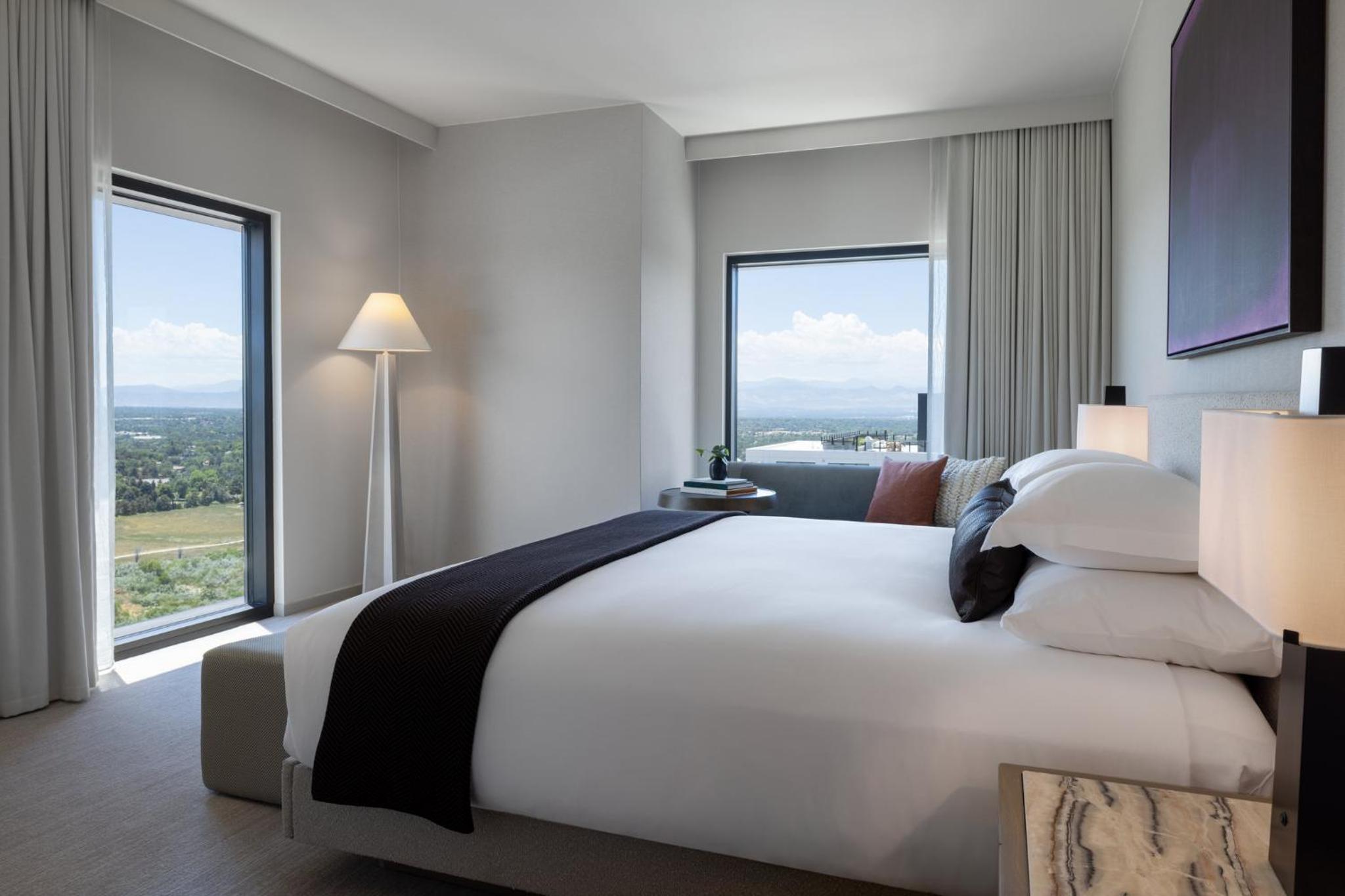Premium King Corner Room with Mountain View - Photo 3
