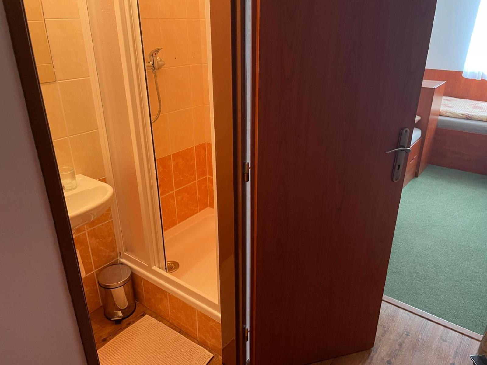 Twin Room with Private Bathroom photo 3