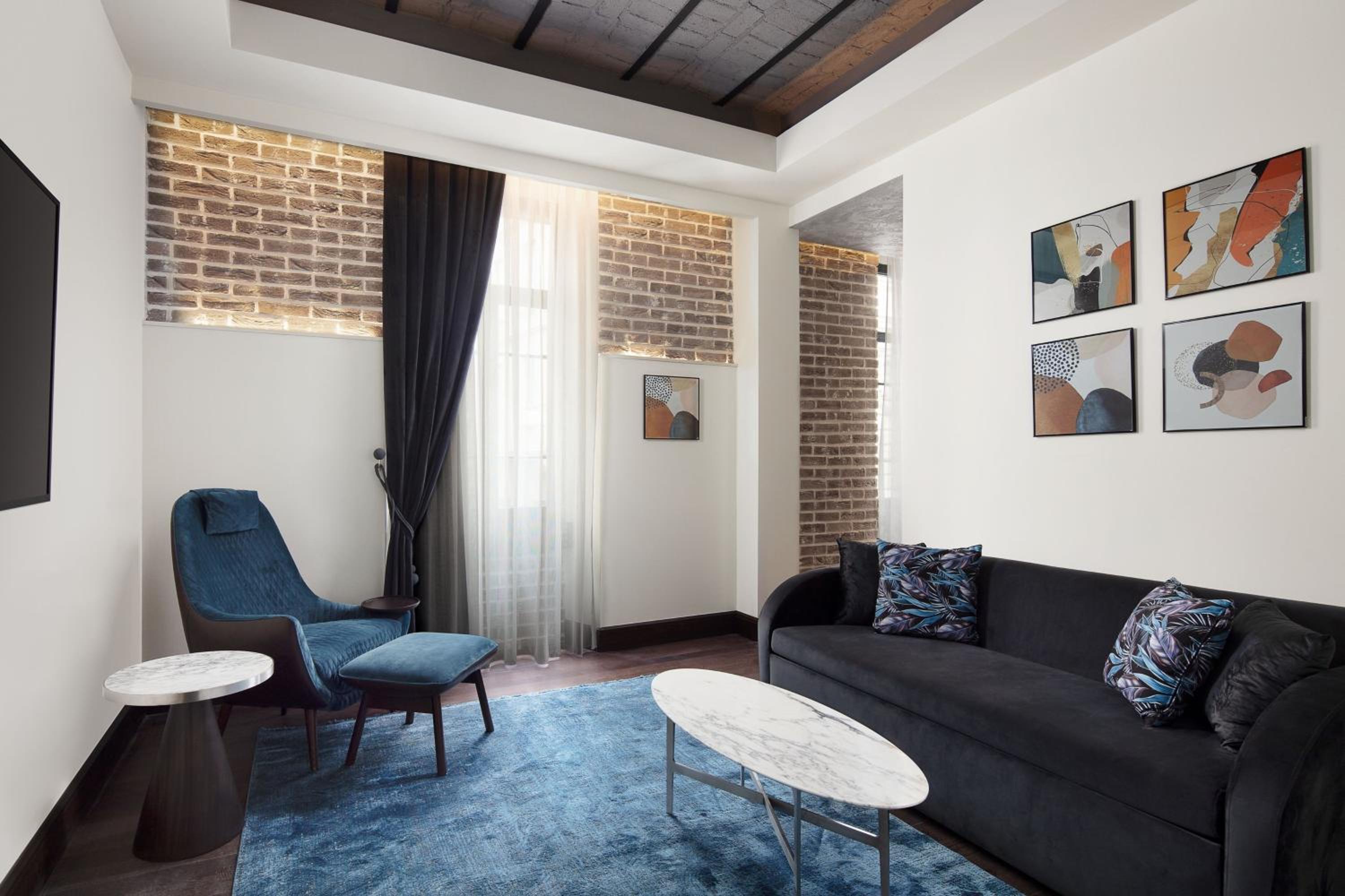 Banque Building King Suite