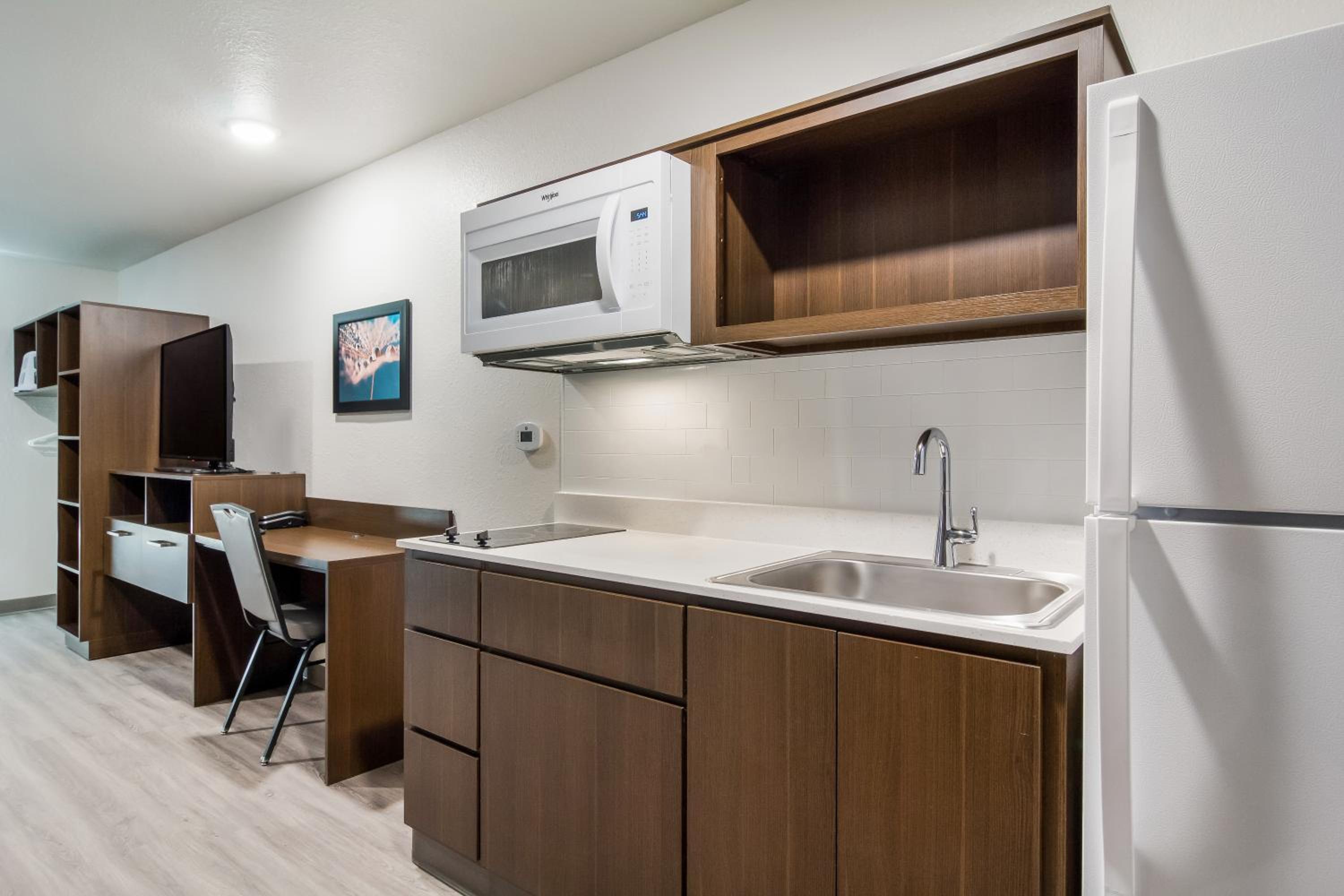 QUEEN SUITE WITH SOFA/DISHWASHER (DISHES/COOKWARE INCLUDED) photo 2