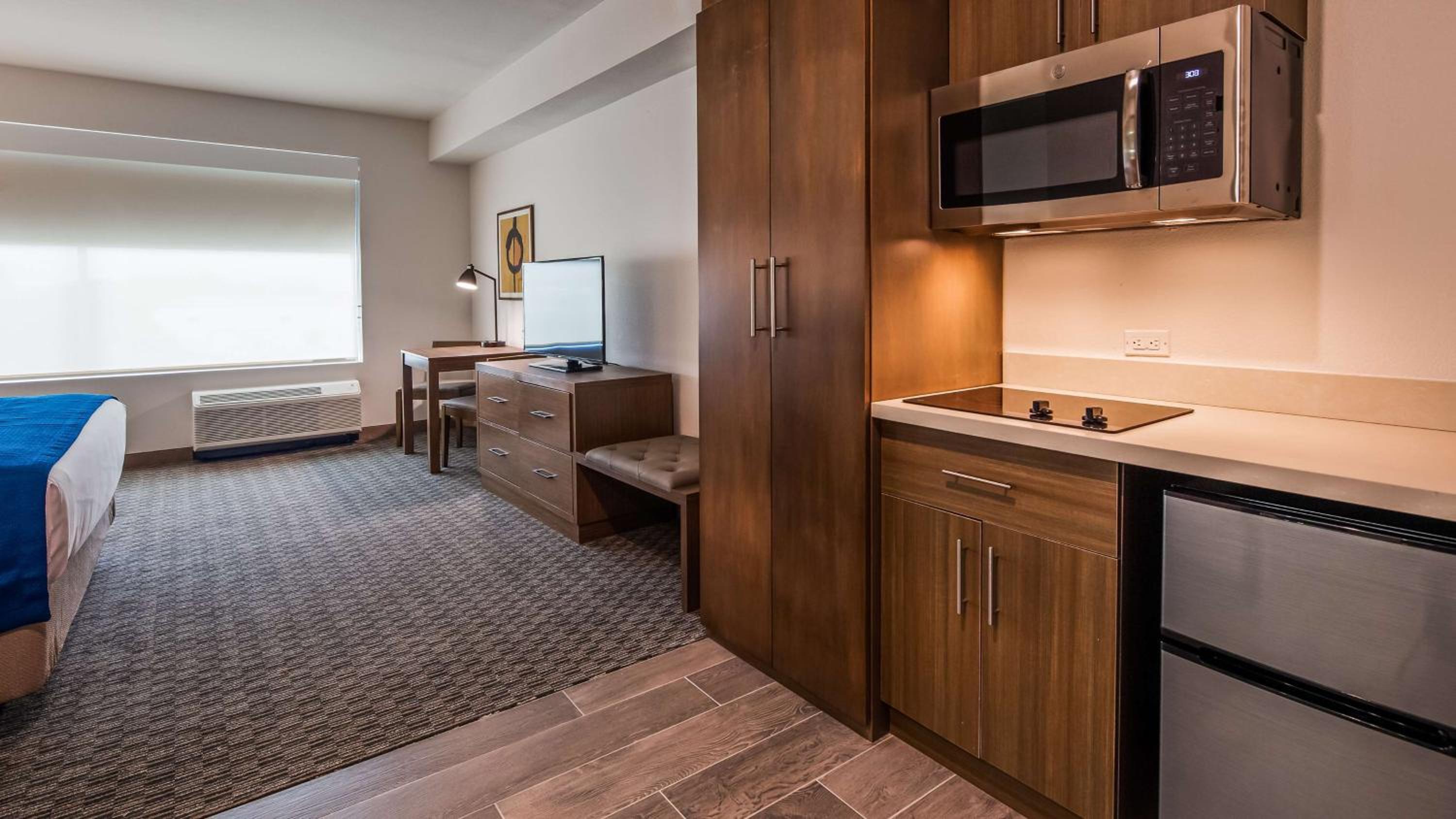 Junior Suite with One King Bed and Kitchenette - NOn-Smoking
