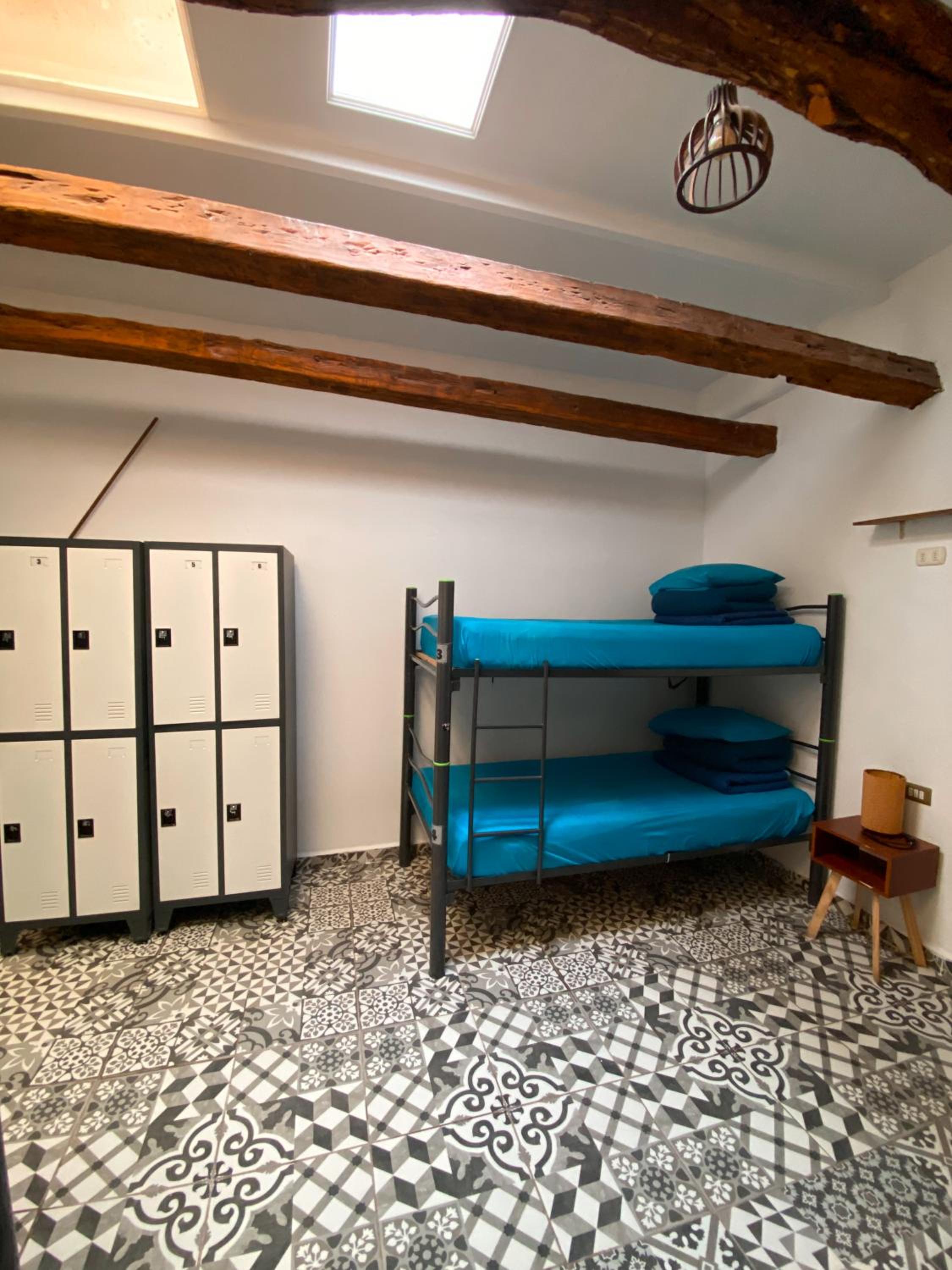 Bed in 6-Bed Mixed Dormitory Room photo 2