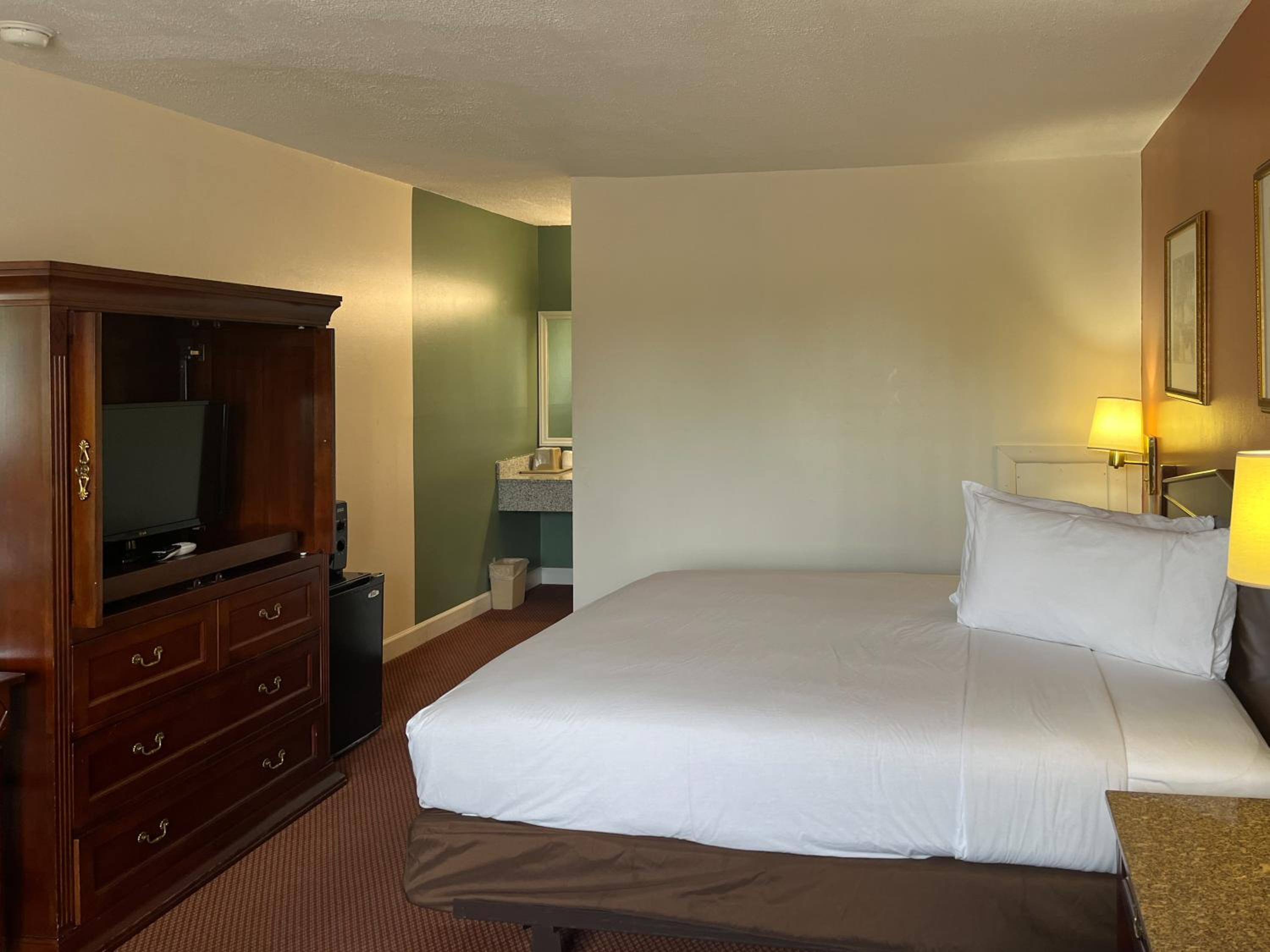 King Suite with Spa Bath - Non-Smoking photo 2