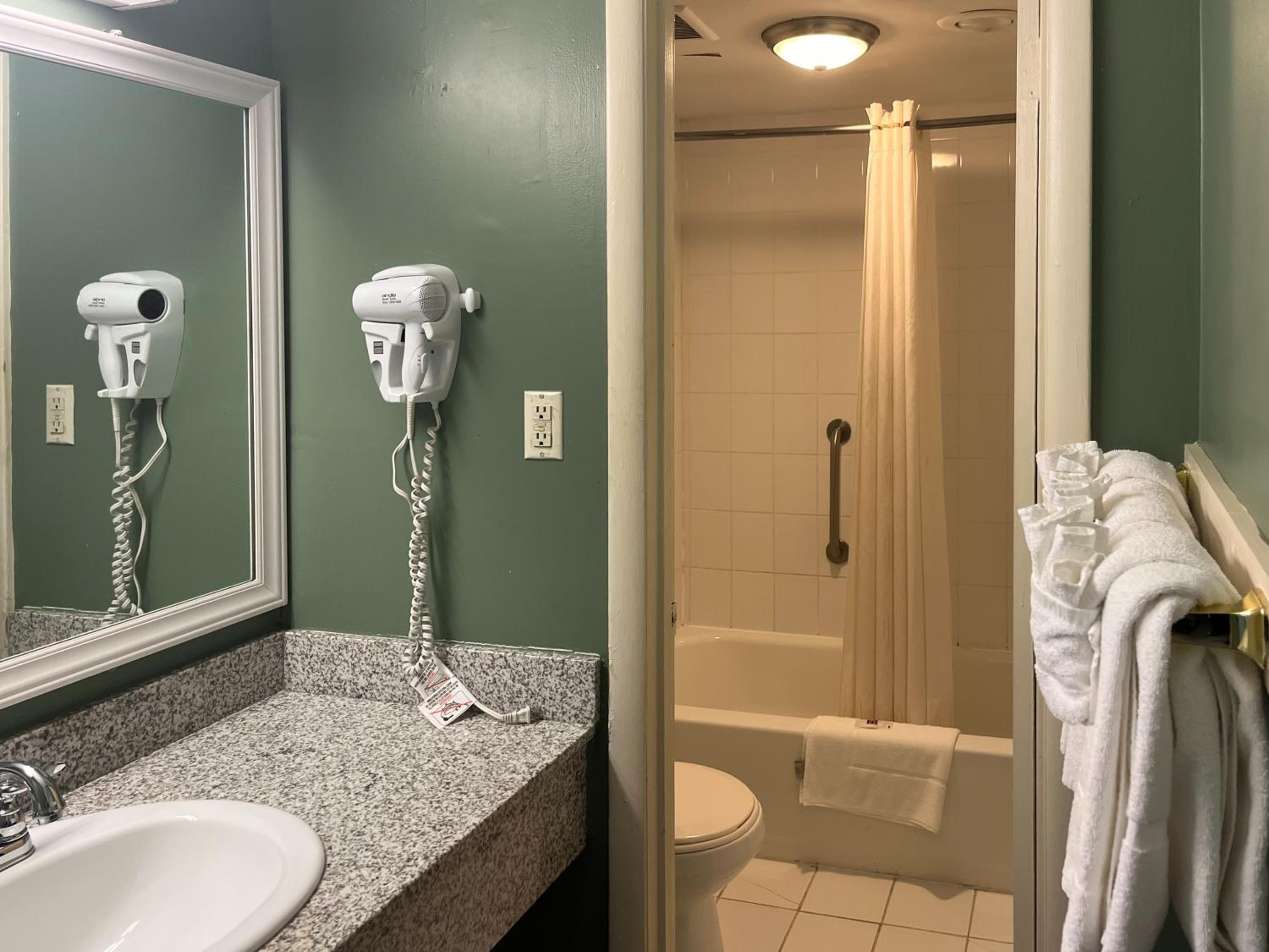 King Suite with Spa Bath - Non-Smoking photo 3