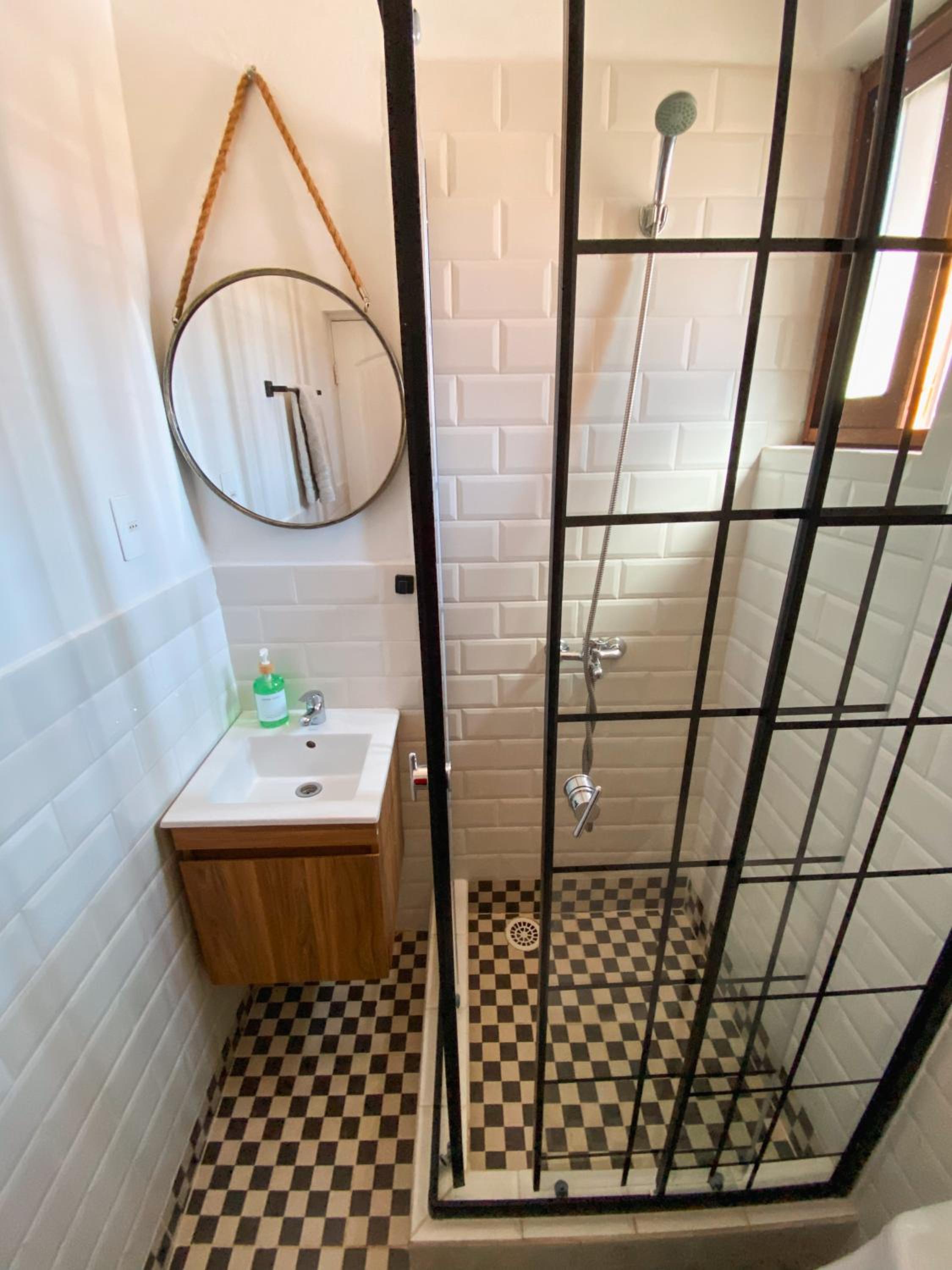 Quadruple Room with Private Bathroom photo 3