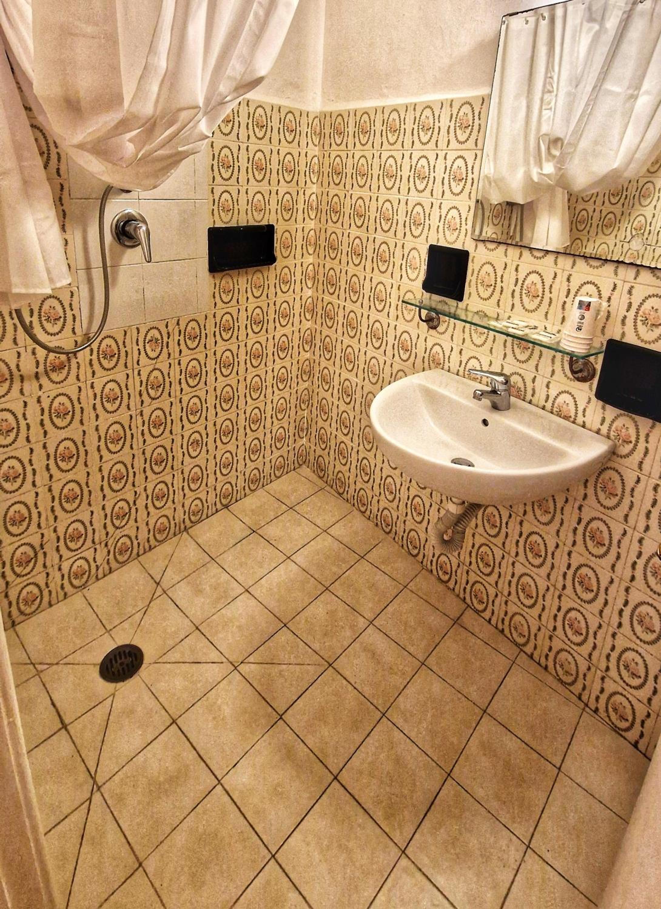 Quadruple Room with Private External Bathroom - Photo 2