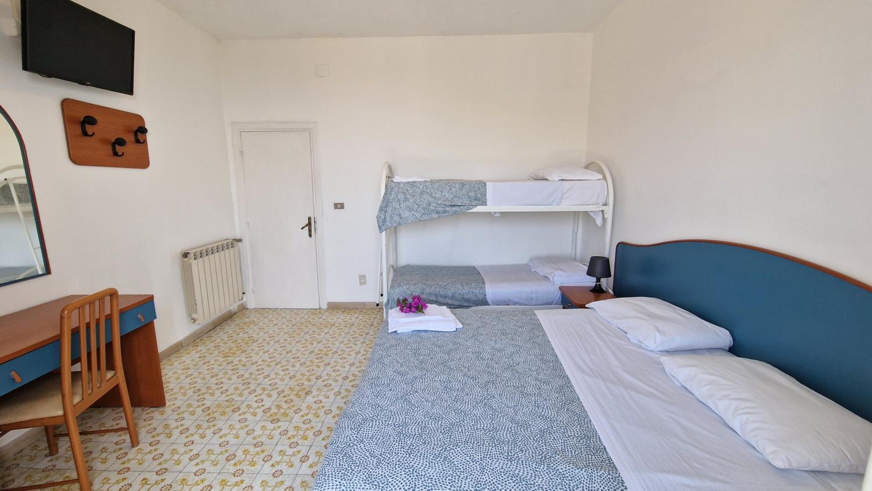 Quadruple Room with Private External Bathroom - Photo 3