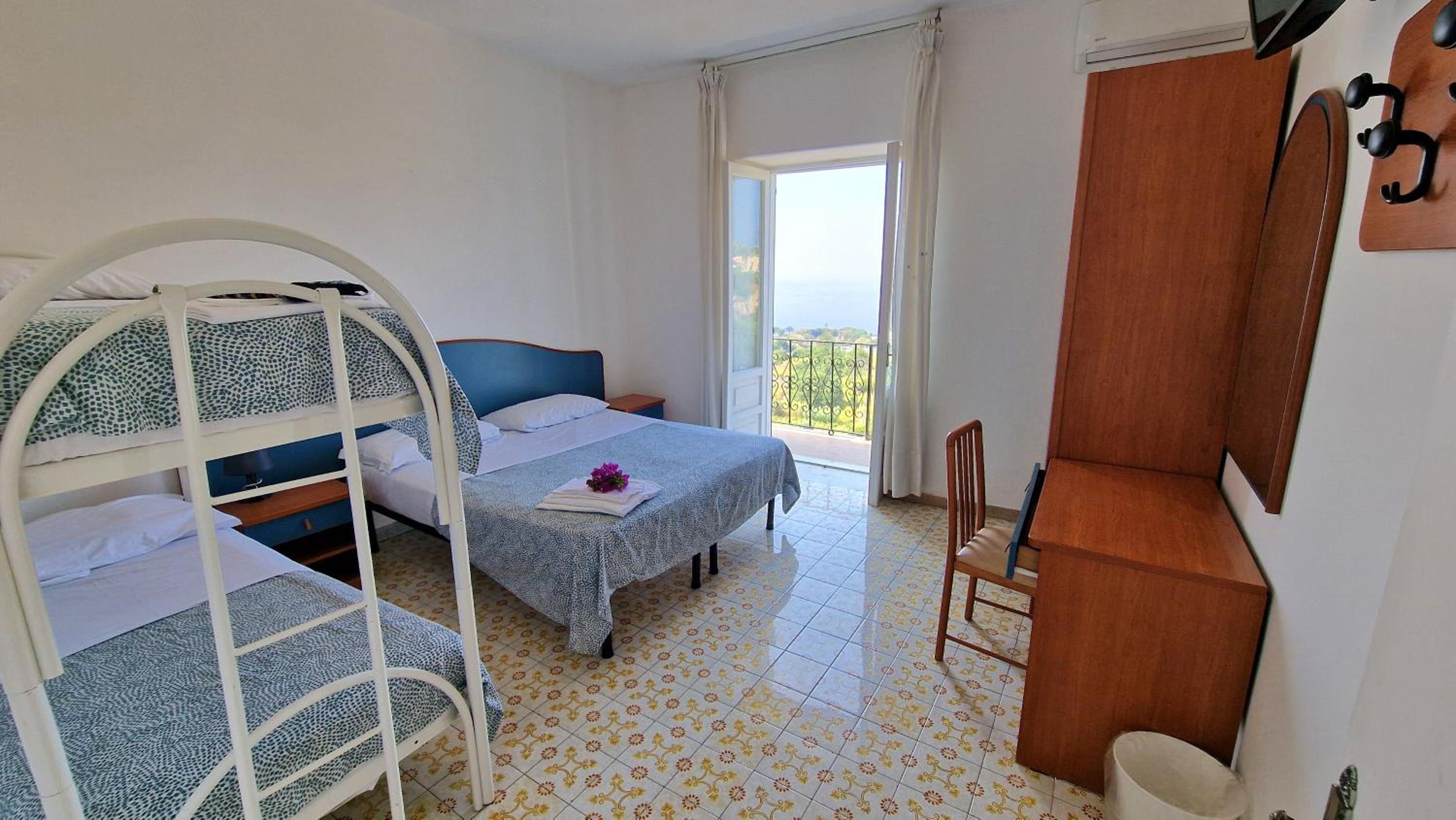 Quadruple Room with Private External Bathroom - Photo 1