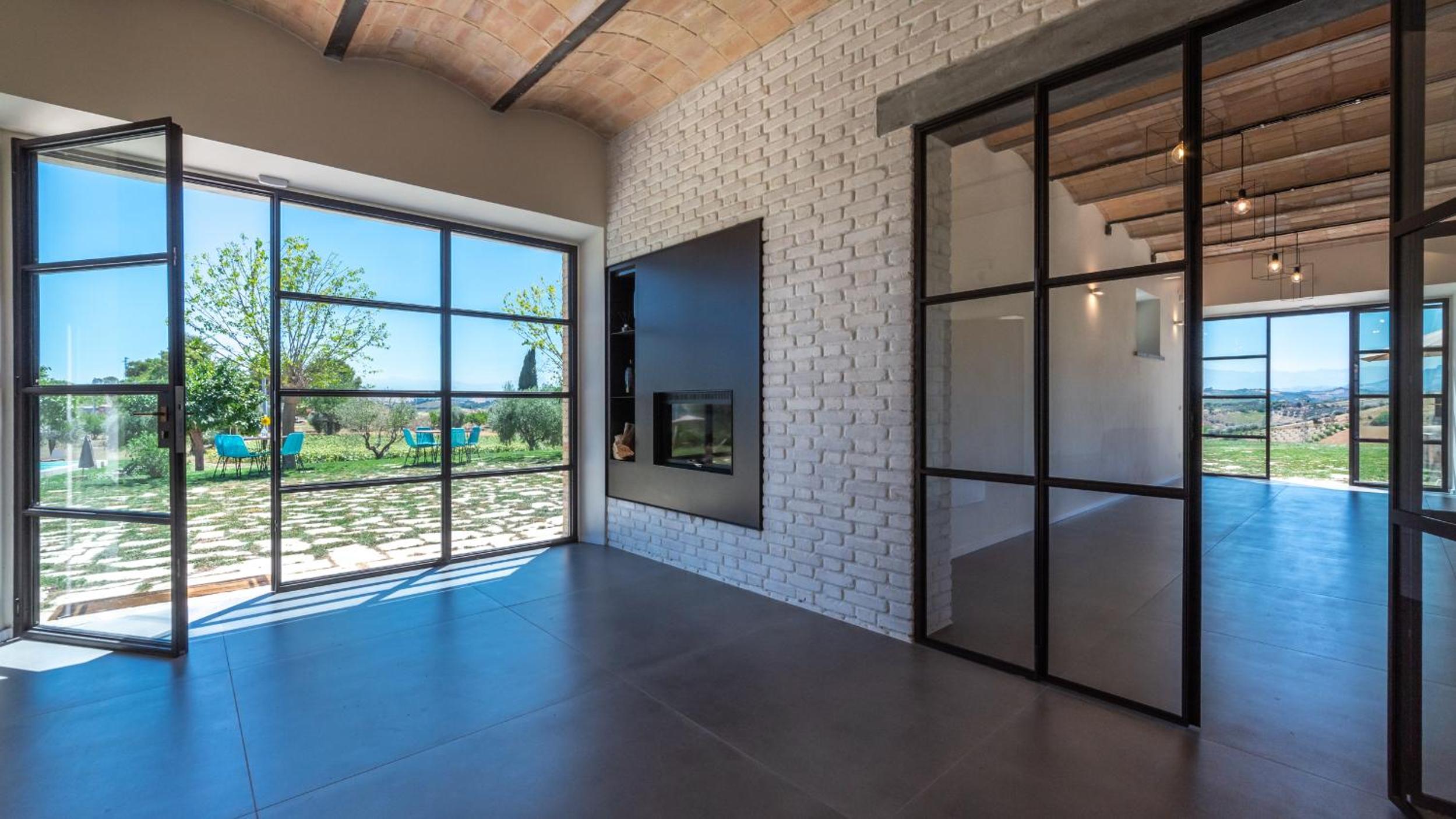 Five-Bedroom House photo 1
