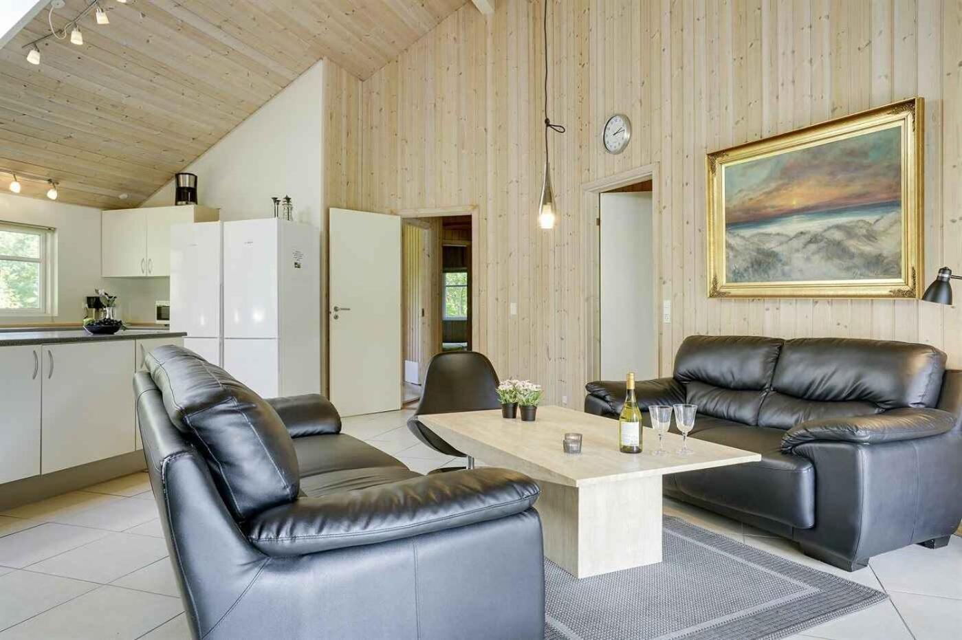 Six-Bedroom Holiday Home photo 2