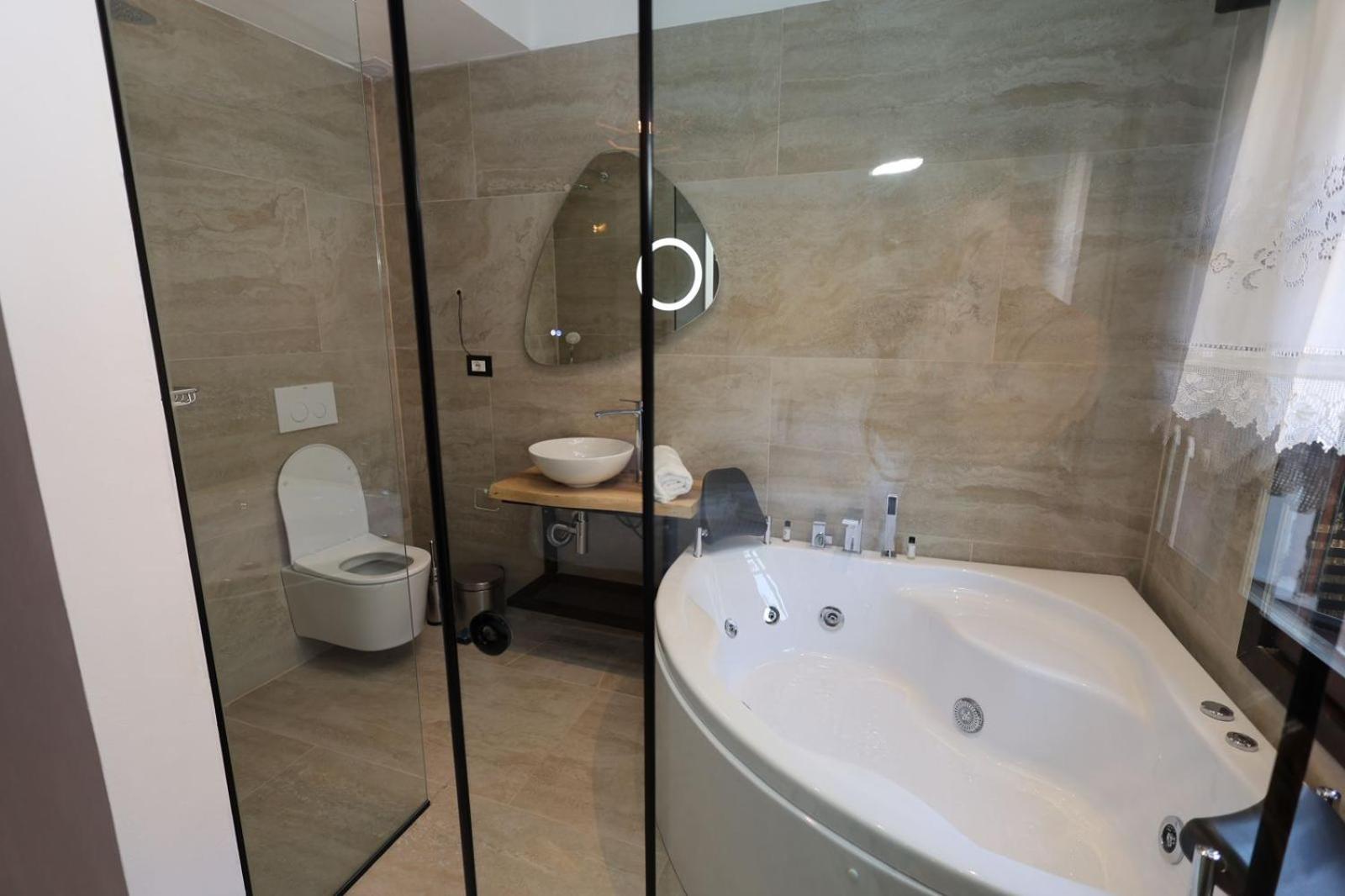 Suite with Hot Tub photo 2