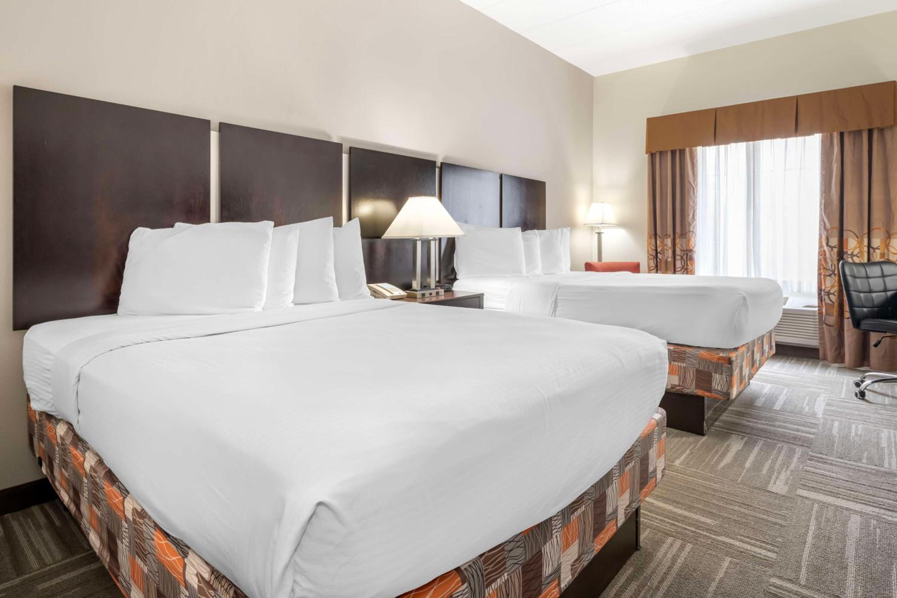 Queen Room with Two Queen Beds - Non-Smoking - Photo 1