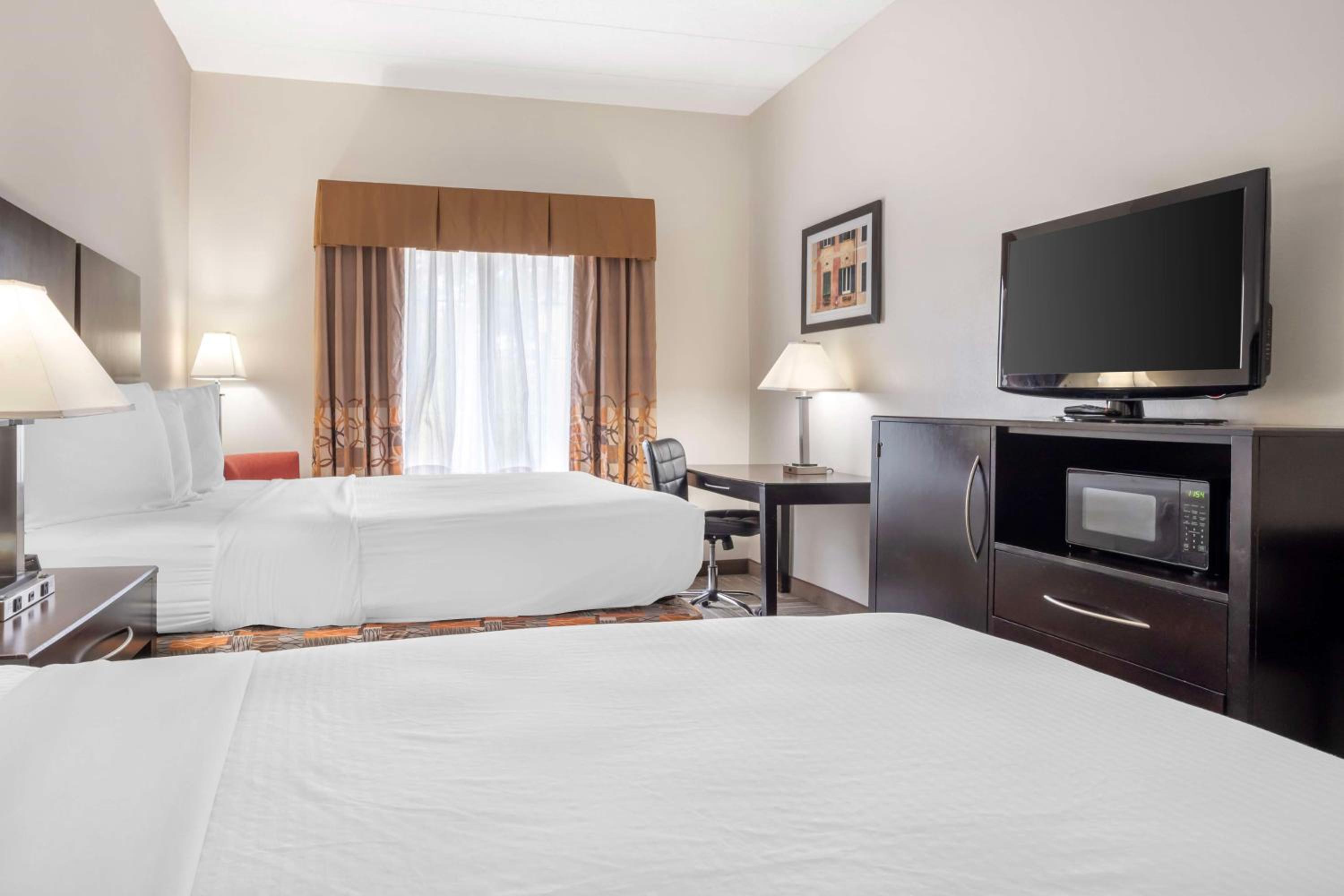 Queen Room with Two Queen Beds - Non-Smoking - Photo 2