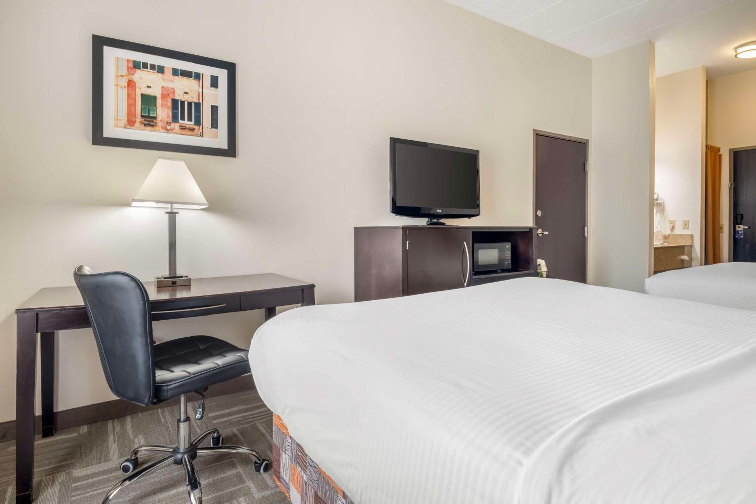 Queen Room with Two Queen Beds - Non-Smoking - Photo 4
