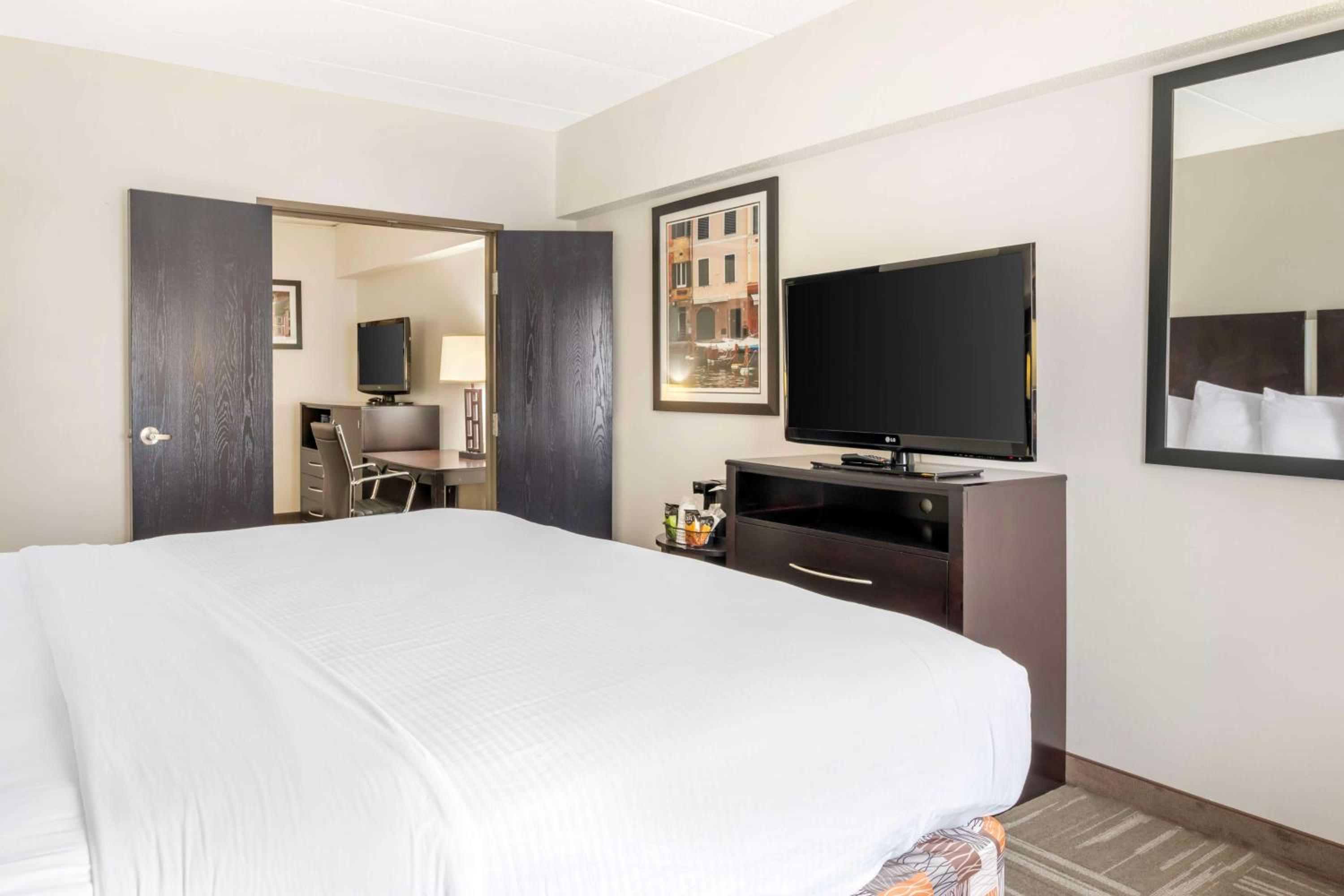 One-Bedroom King Suite with Sofa Bed - Non-Smoking - Photo 3