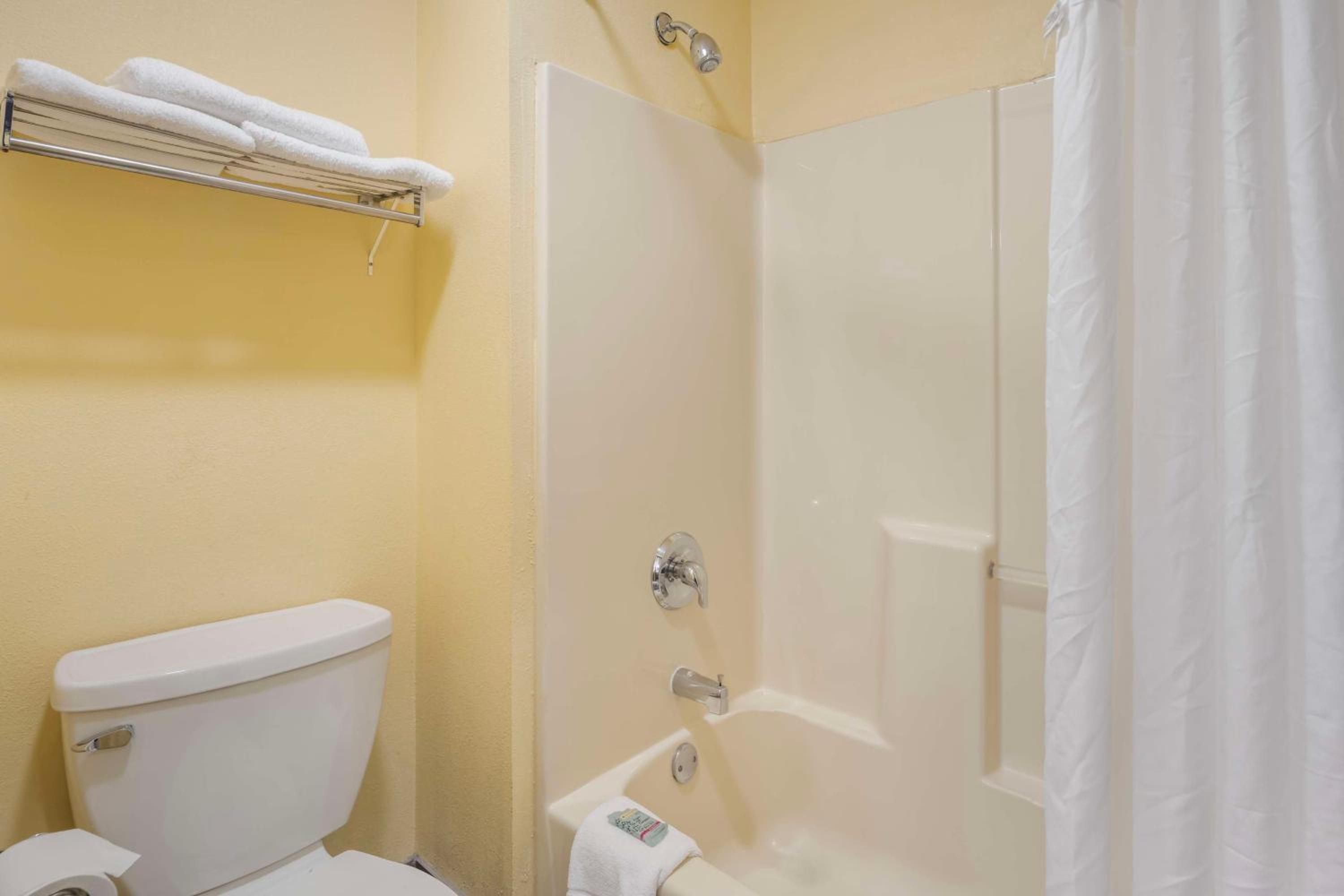 King Room - Non-Smoking - Photo 2