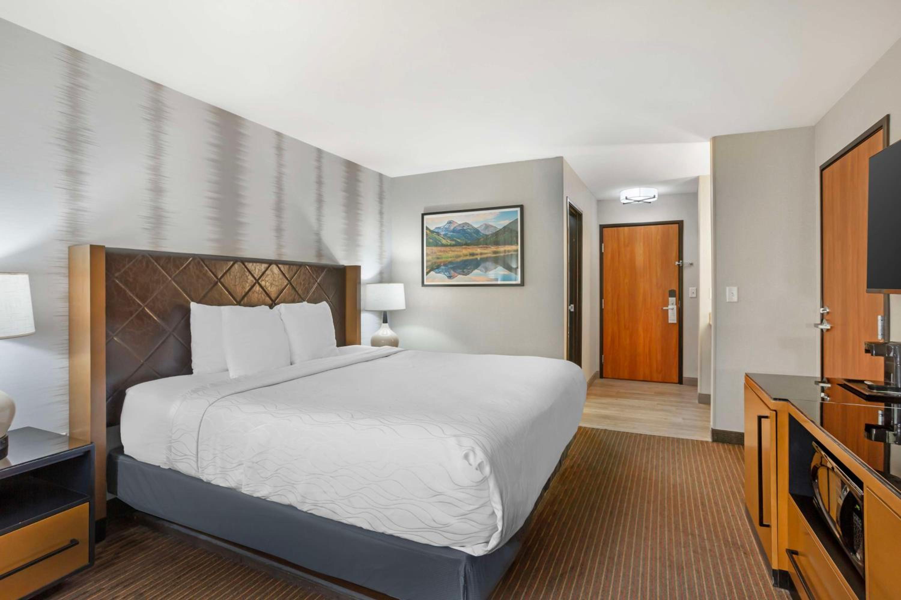 King Room with Mountain View - Non-Smoking - Photo 1