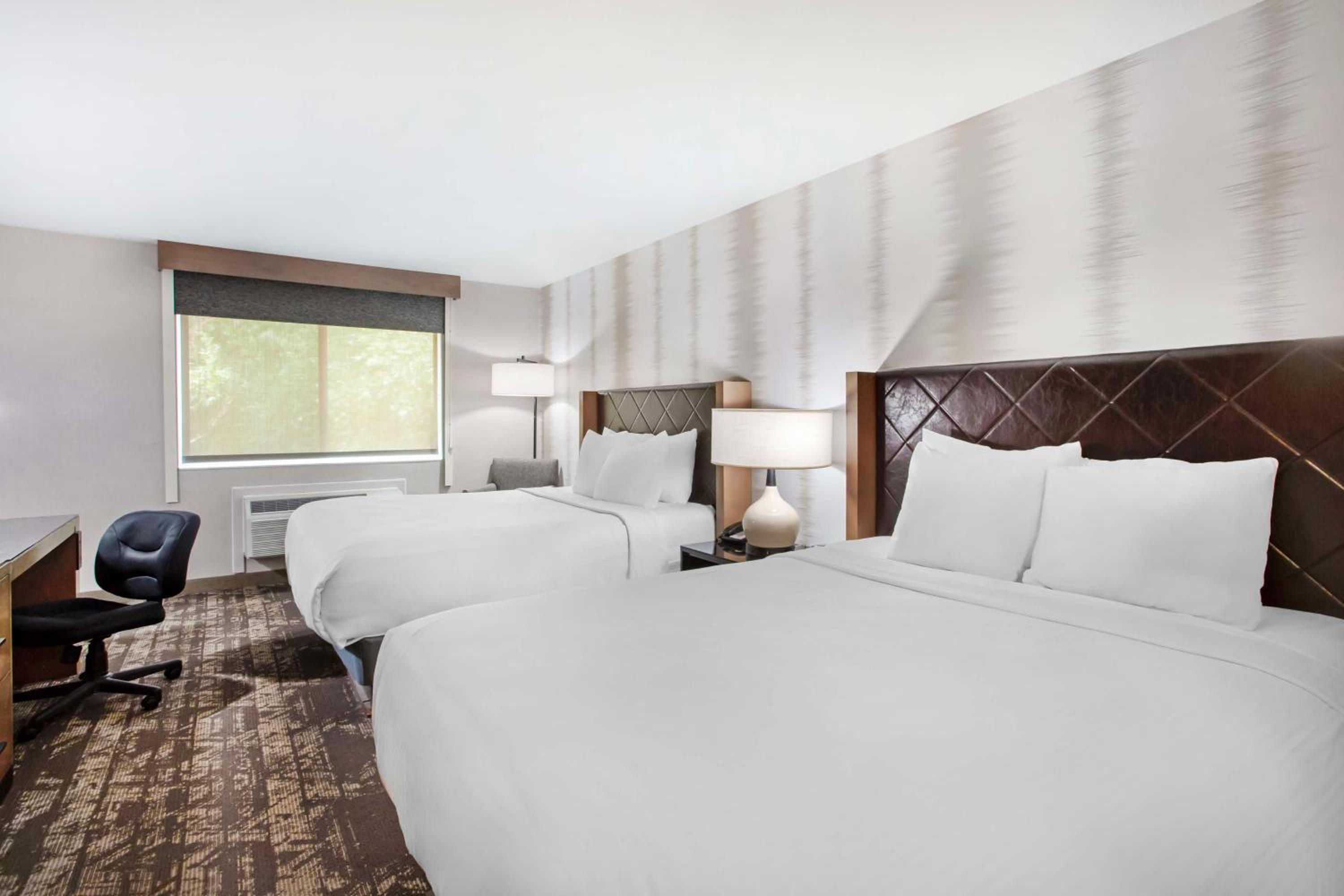 Queen Room with Two Queen Beds with Mountain View - Non-Smoking - Photo 1