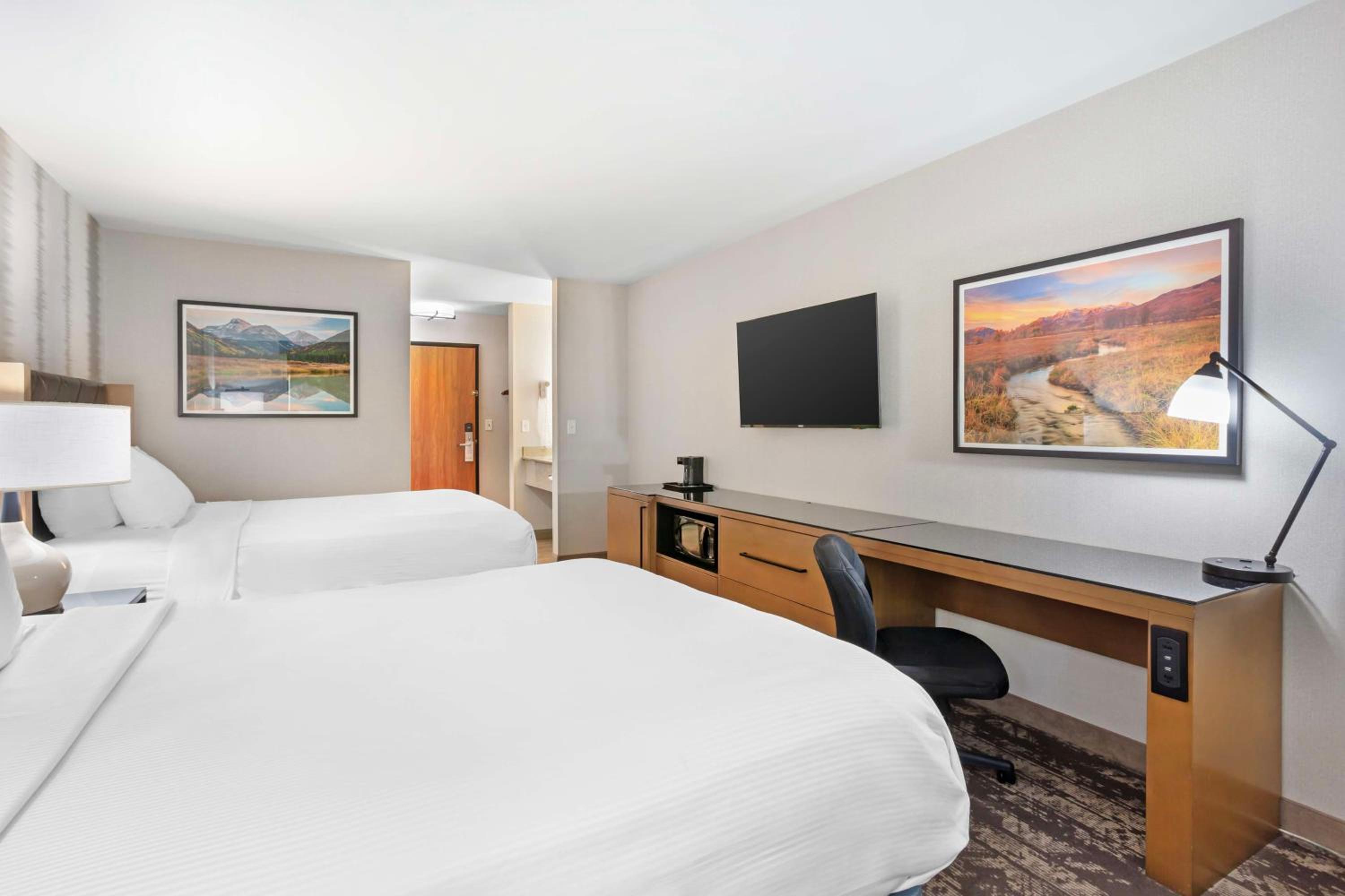 Queen Room with Two Queen Beds with Mountain View - Non-Smoking - Photo 2